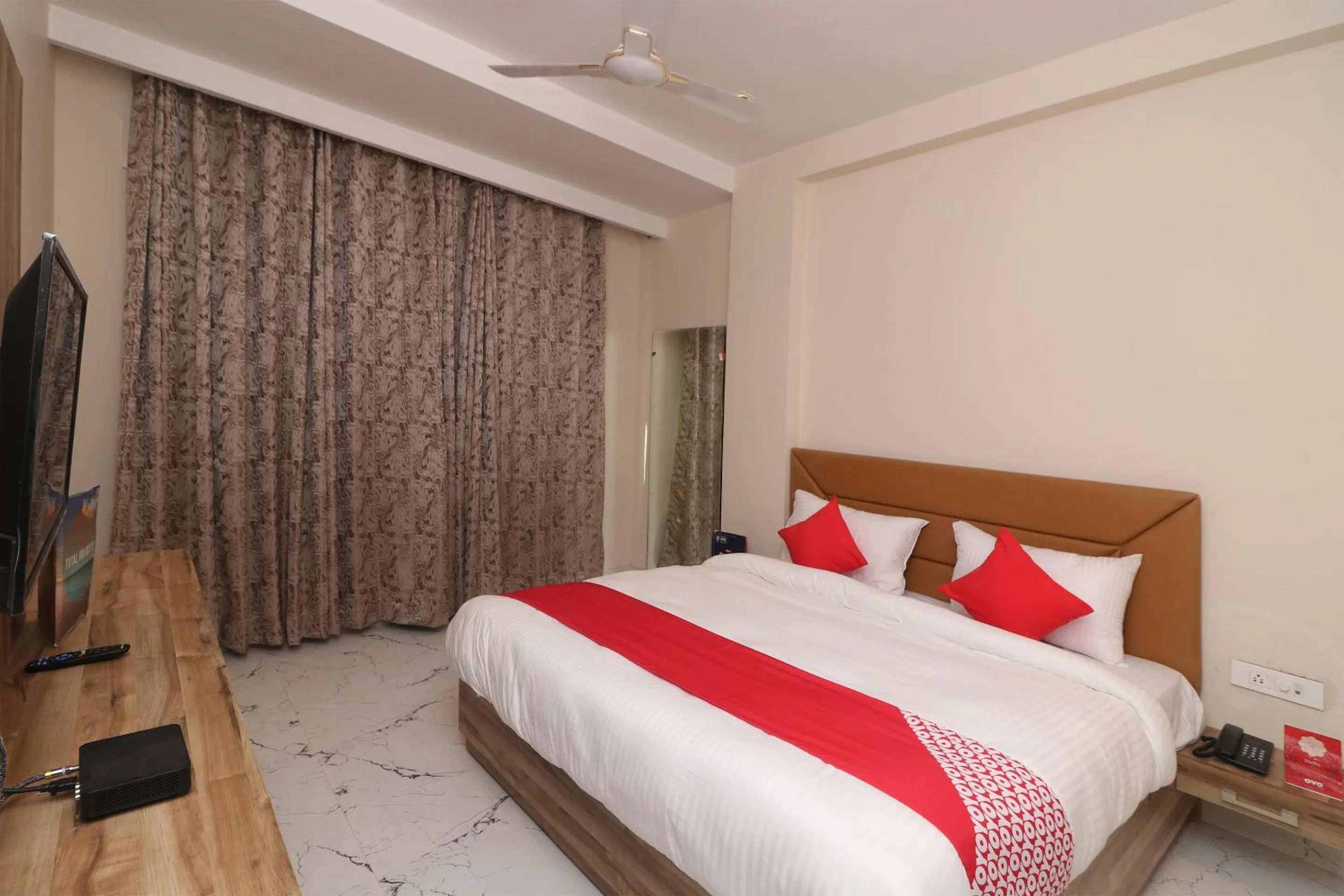 Bedroom, Bed in Hotel O Brent wood