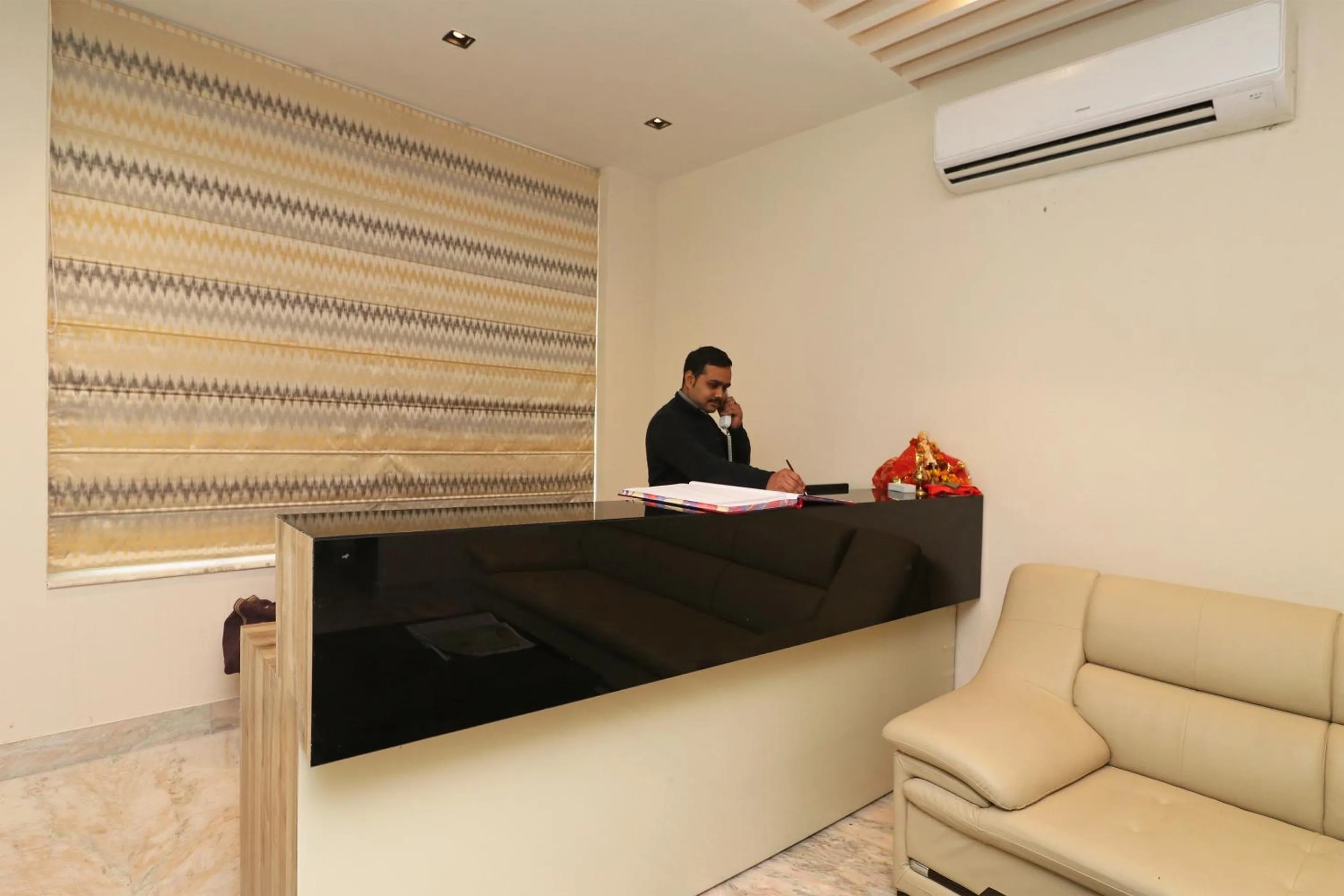 Lobby or reception in Hotel O Brent wood