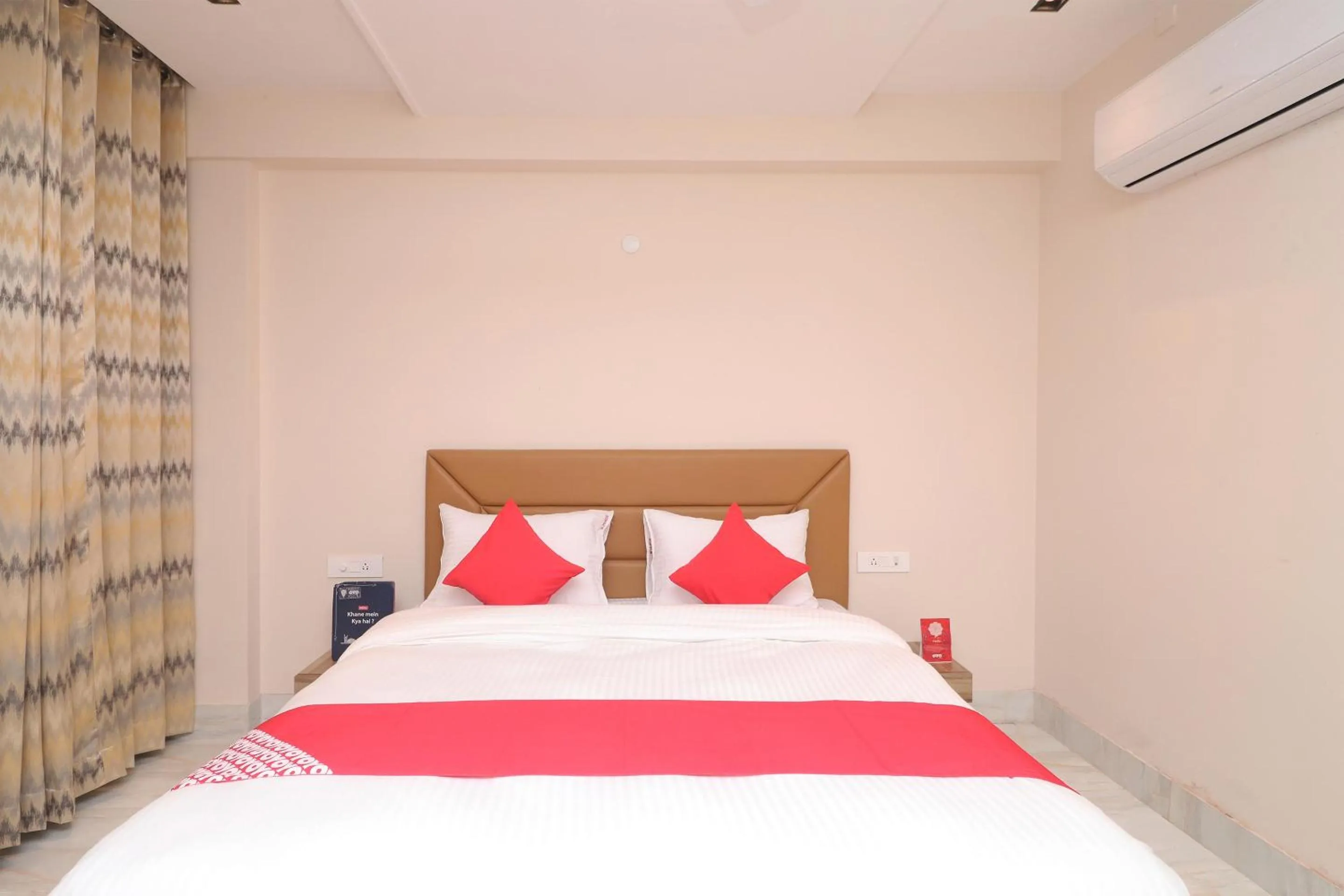 Bedroom, Bed in Hotel O Brent wood