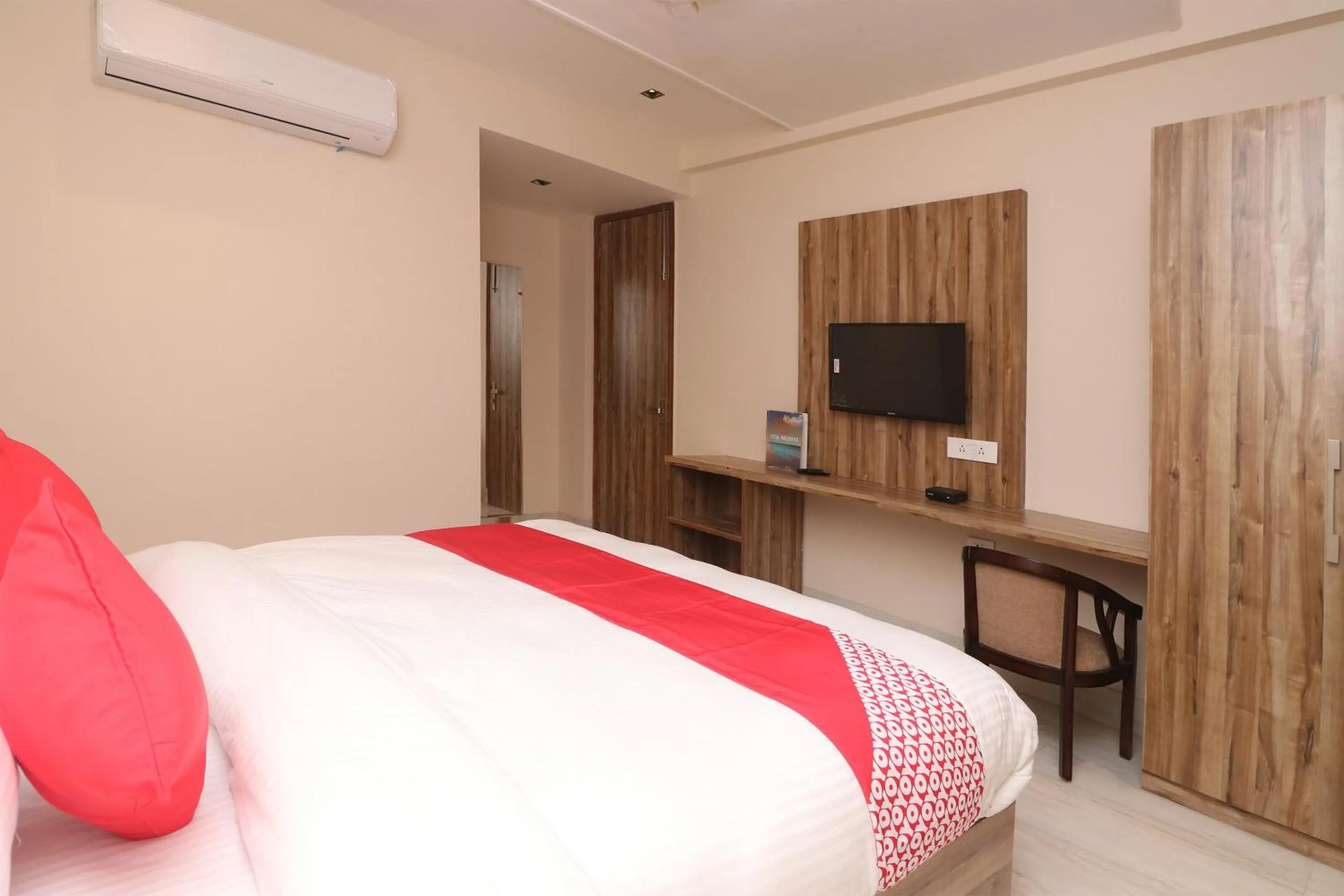 Bedroom, Bed in Hotel O Brent wood