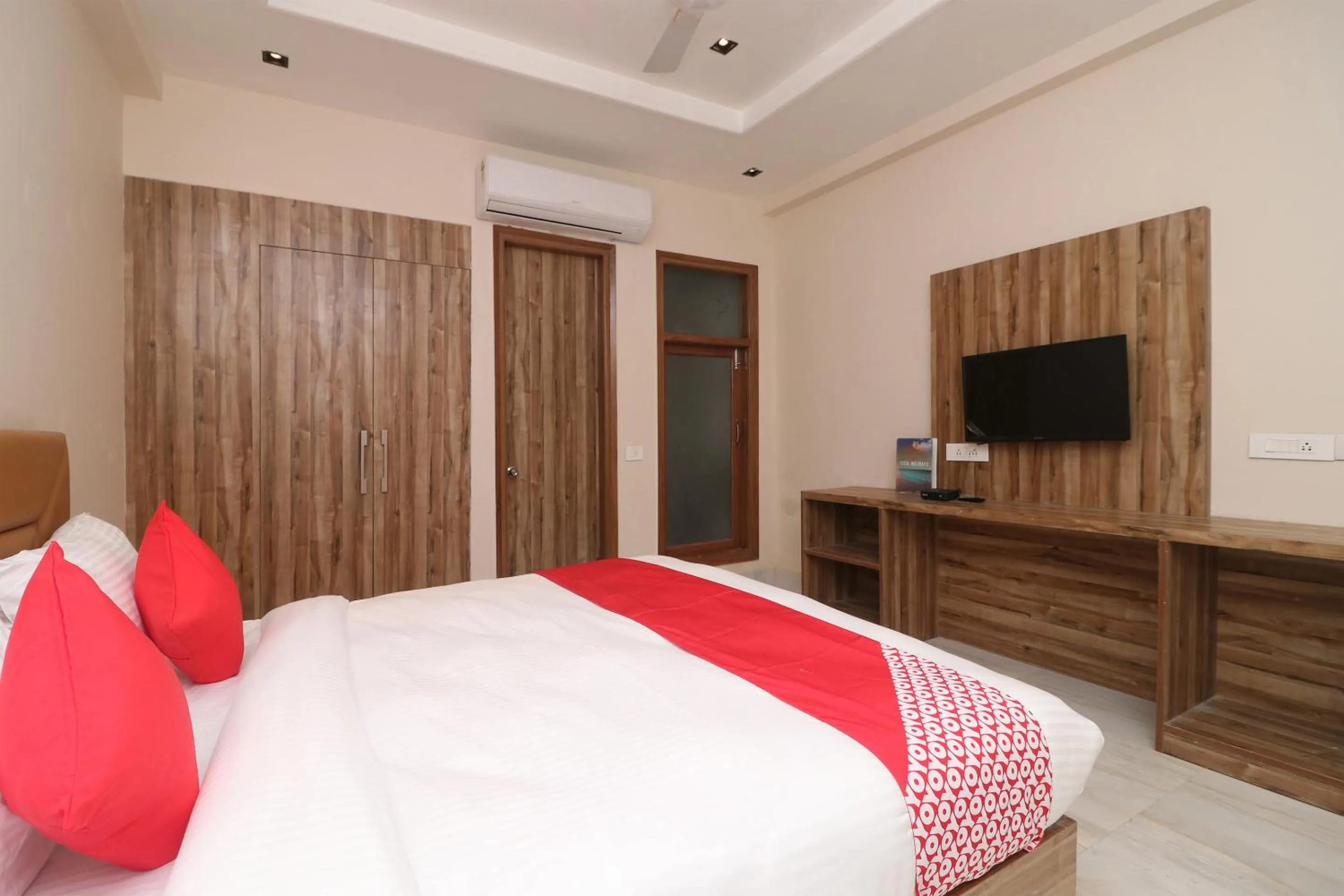 Bedroom, Bed in Hotel O Brent wood