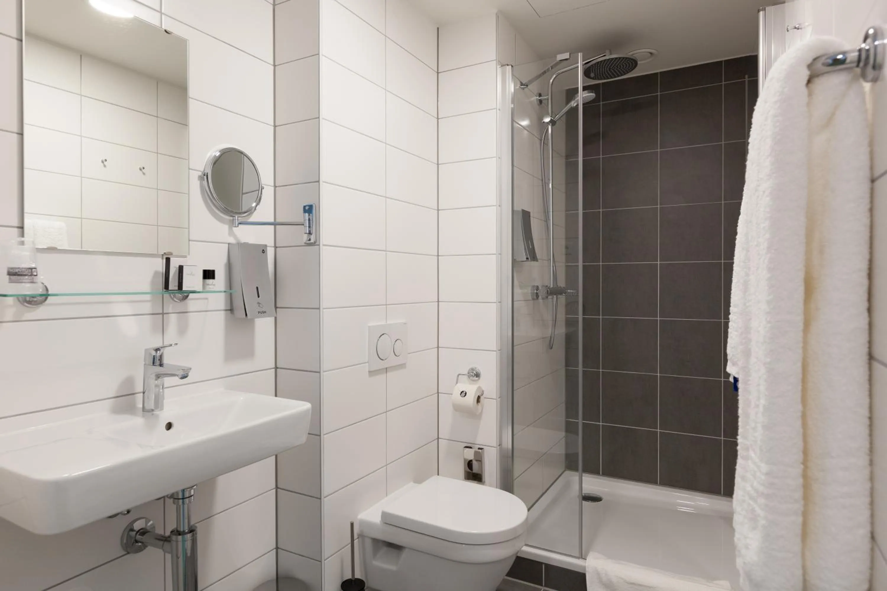 Shower in Best Western Plus Hotel Amstelveen