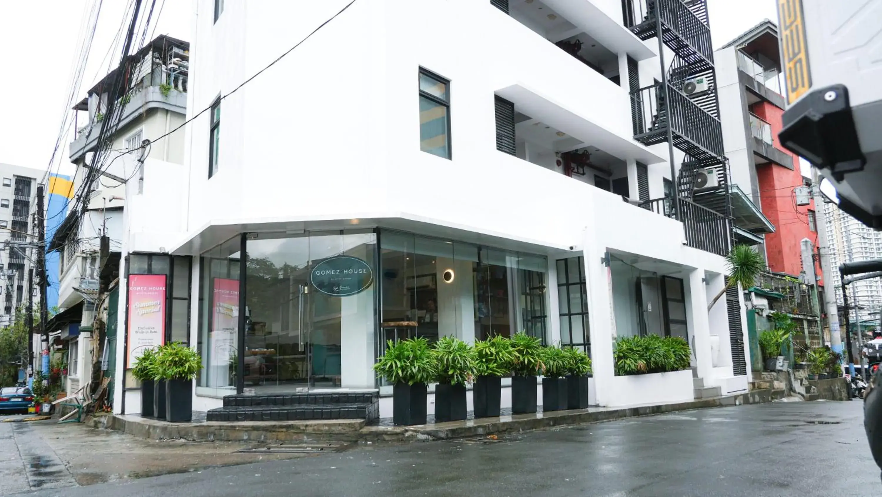 Property building in Gomez House Property building in Gomez House