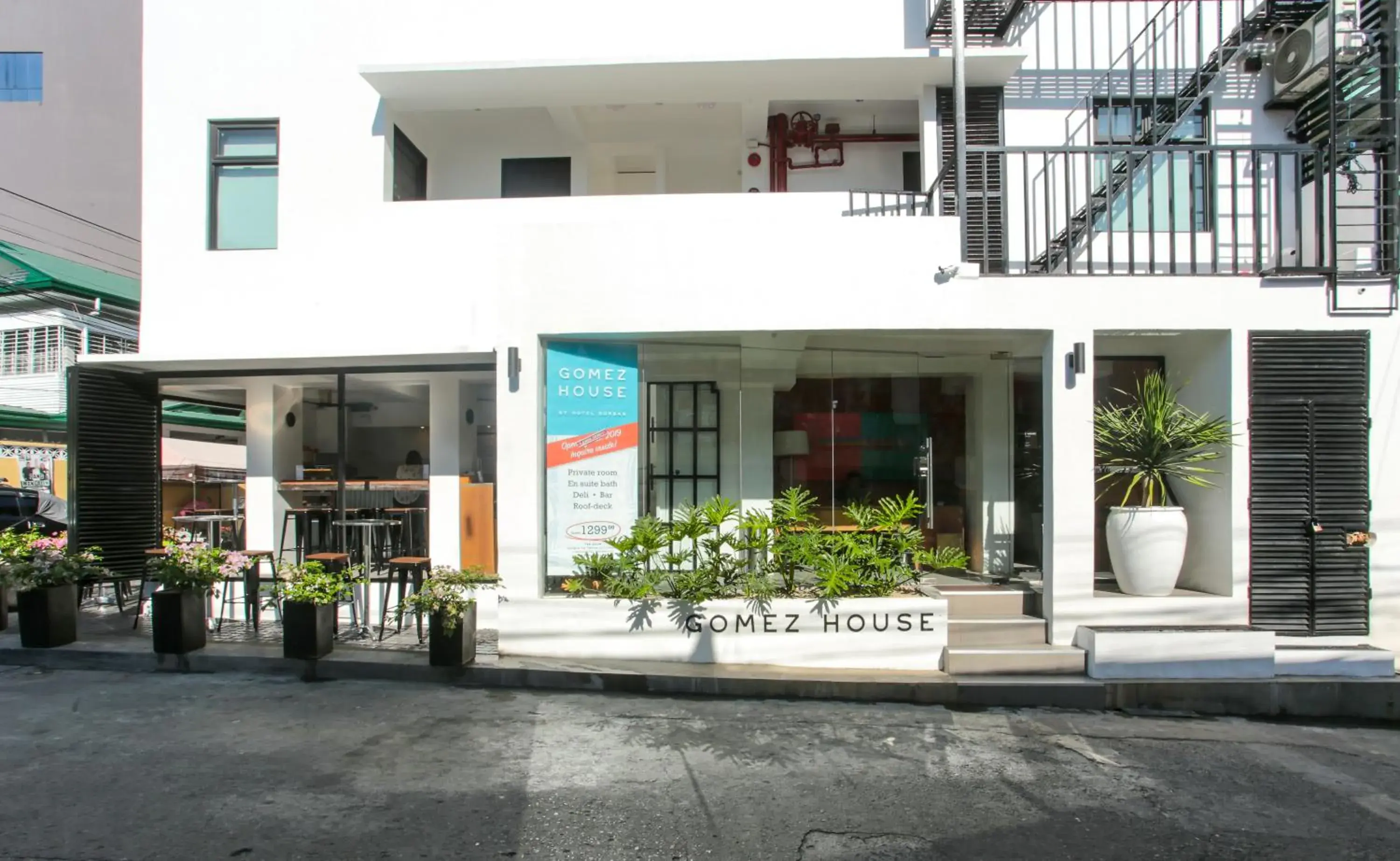 Property building in Gomez House Property building in Gomez House