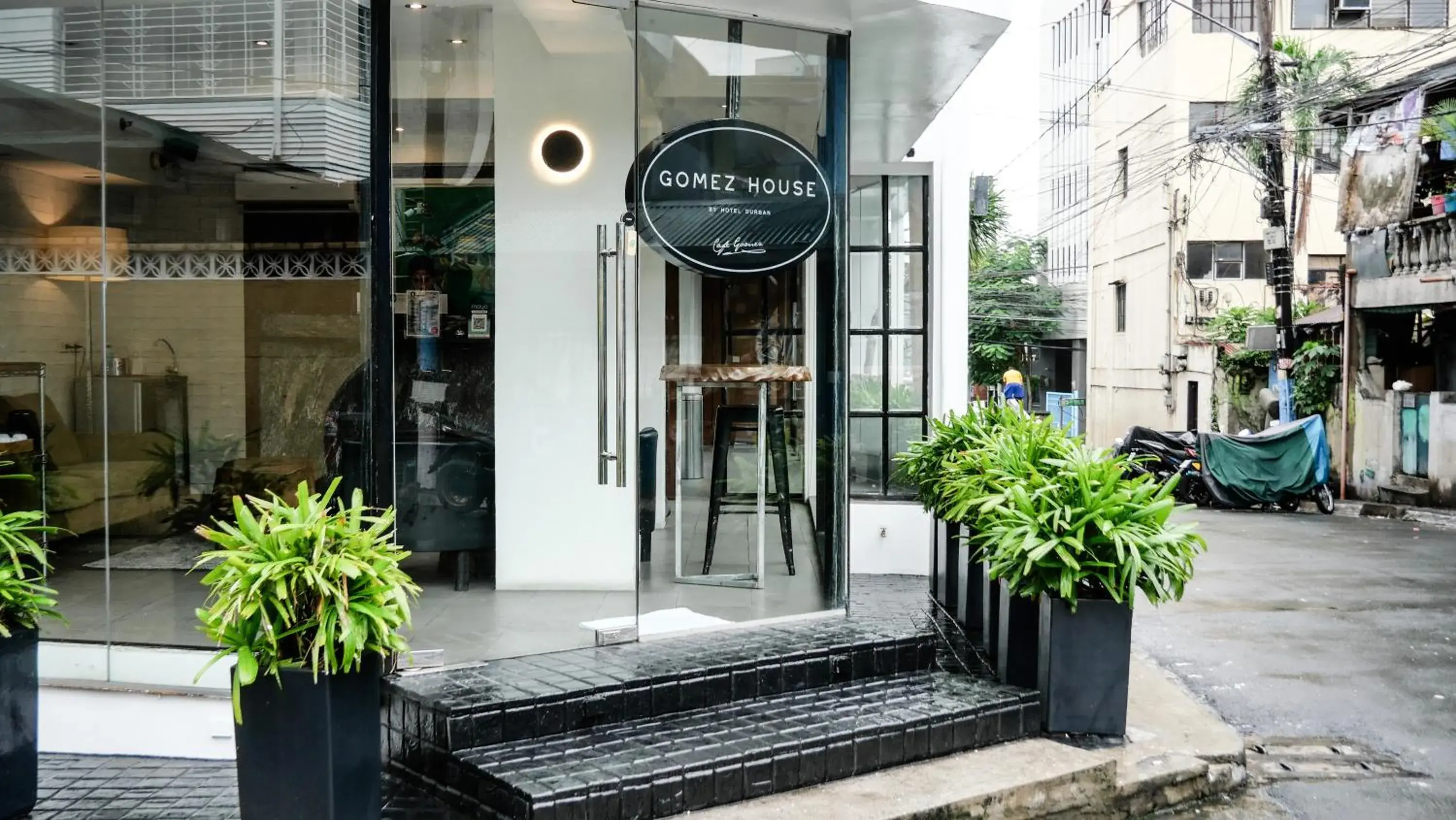 Property building in Gomez House Property building in Gomez House