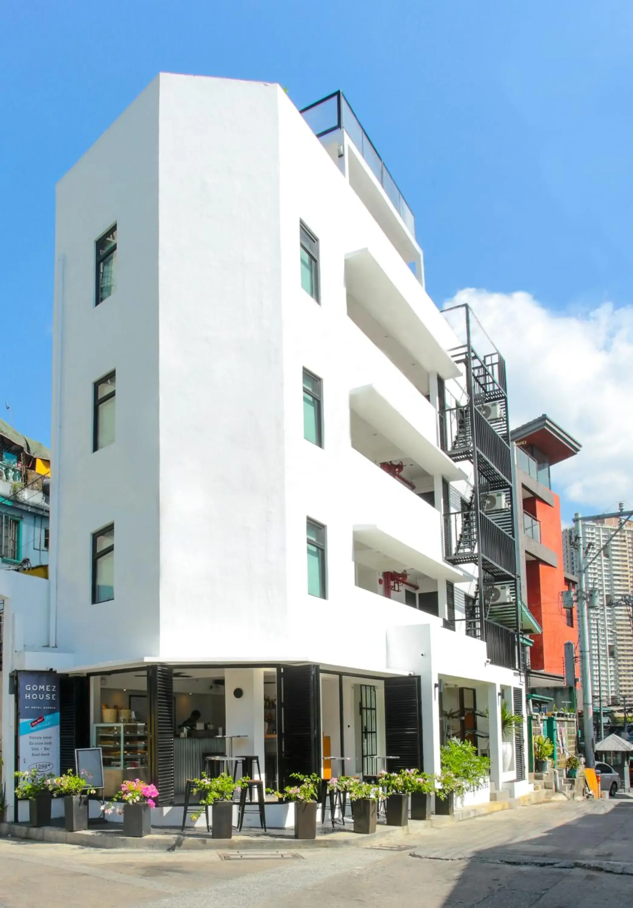 Facade/entrance in Gomez House Facade/entrance in Gomez House