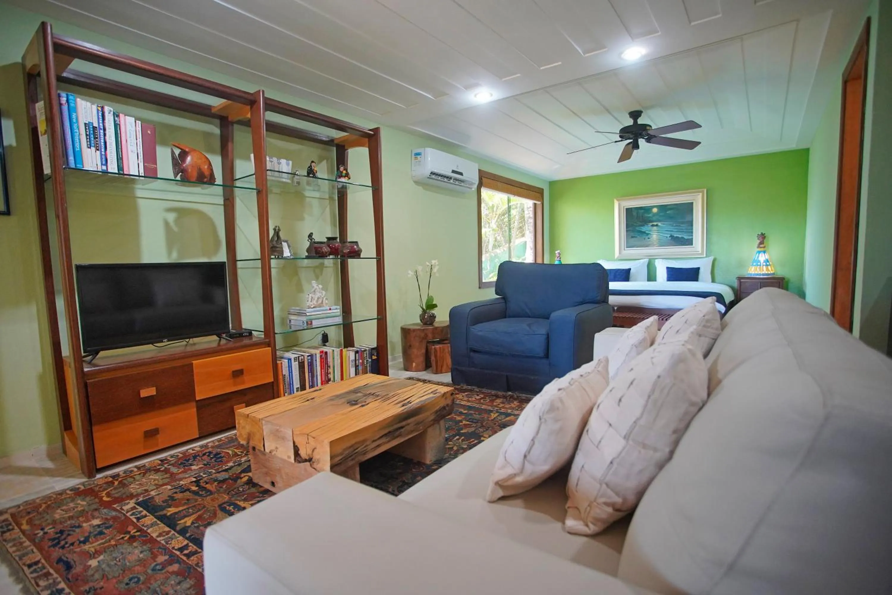 TV and multimedia in Cliffside Luxury Inn