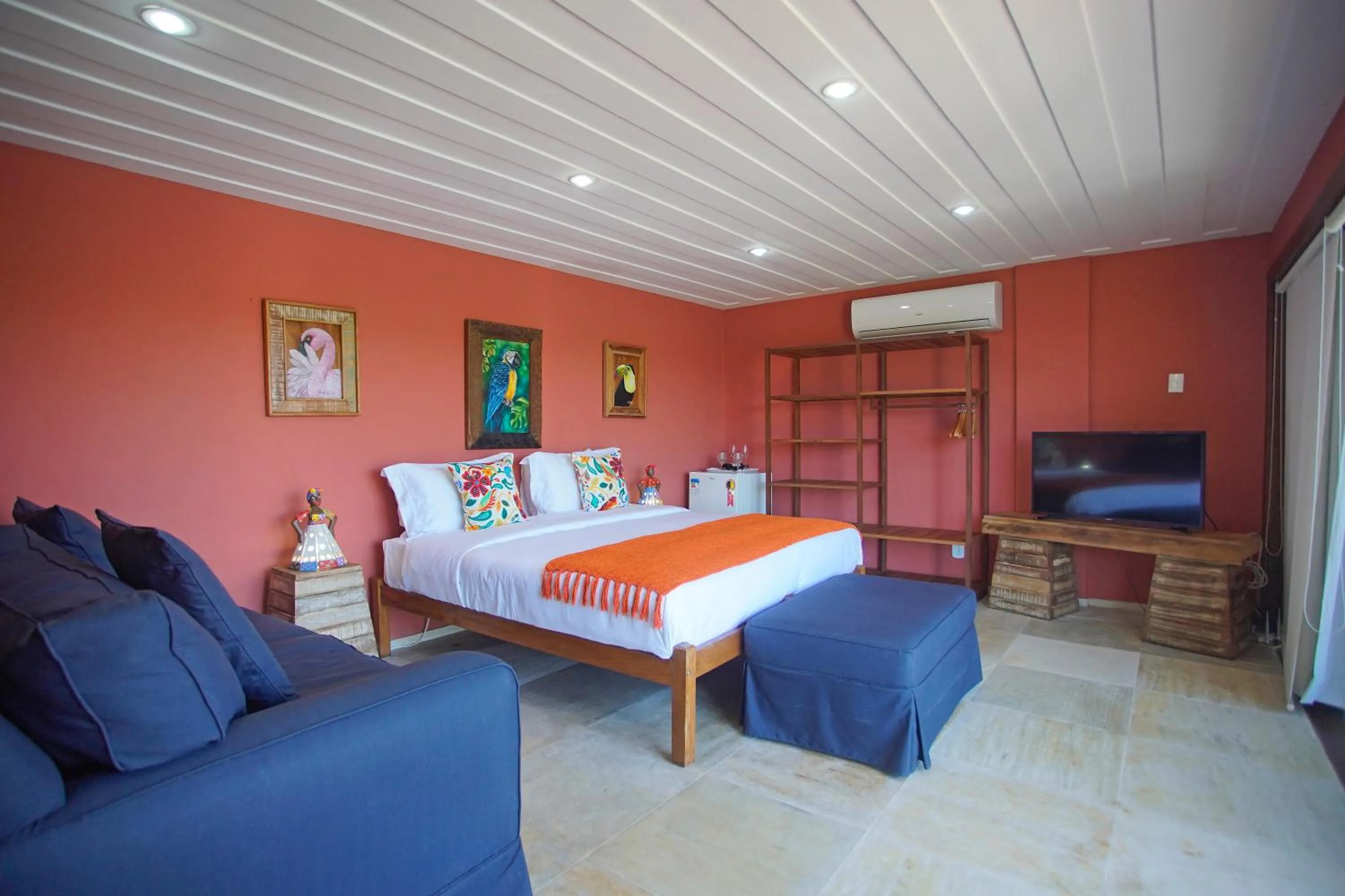 Photo of the whole room, Bed in Cliffside Luxury Inn