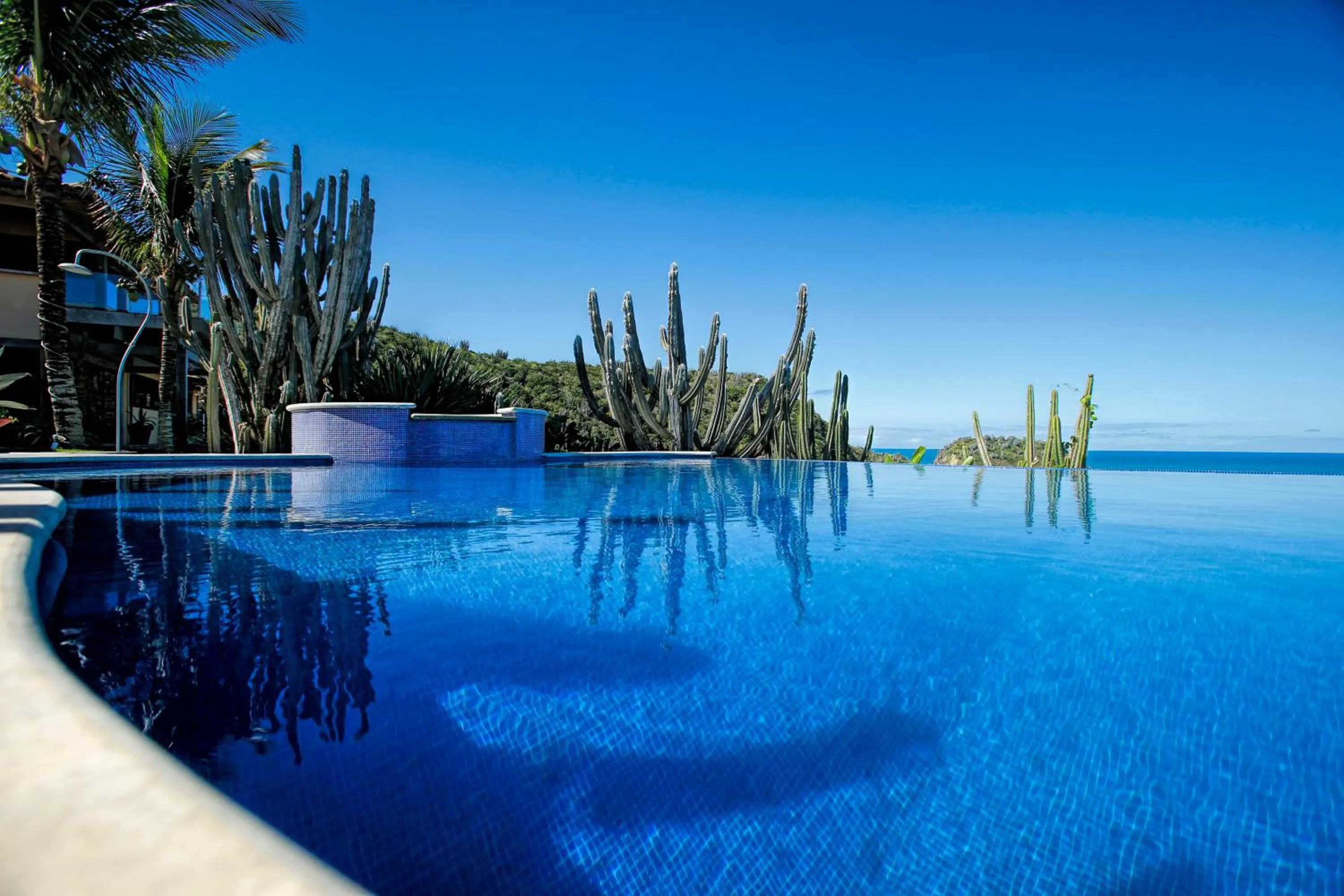 Swimming pool in Cliffside Luxury Inn