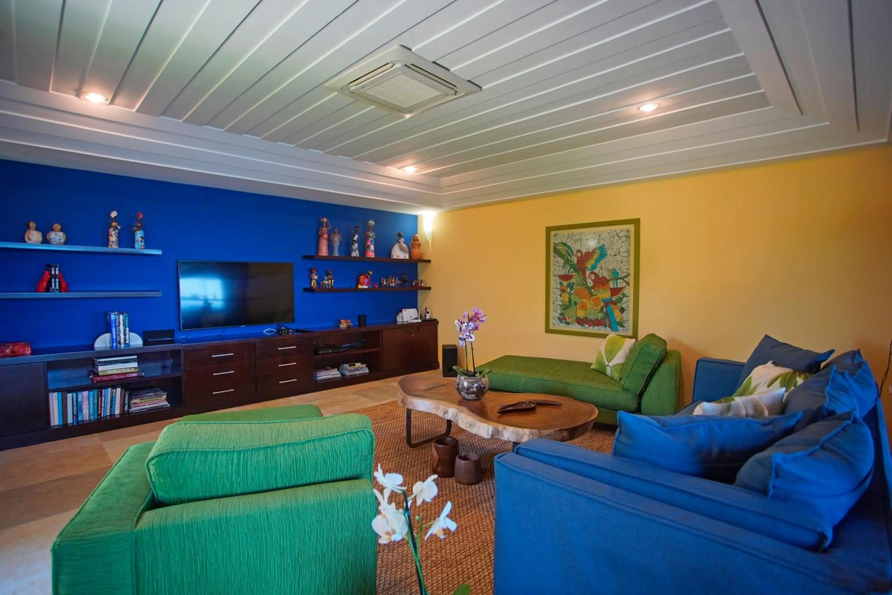 Communal lounge/ TV room in Cliffside Luxury Inn