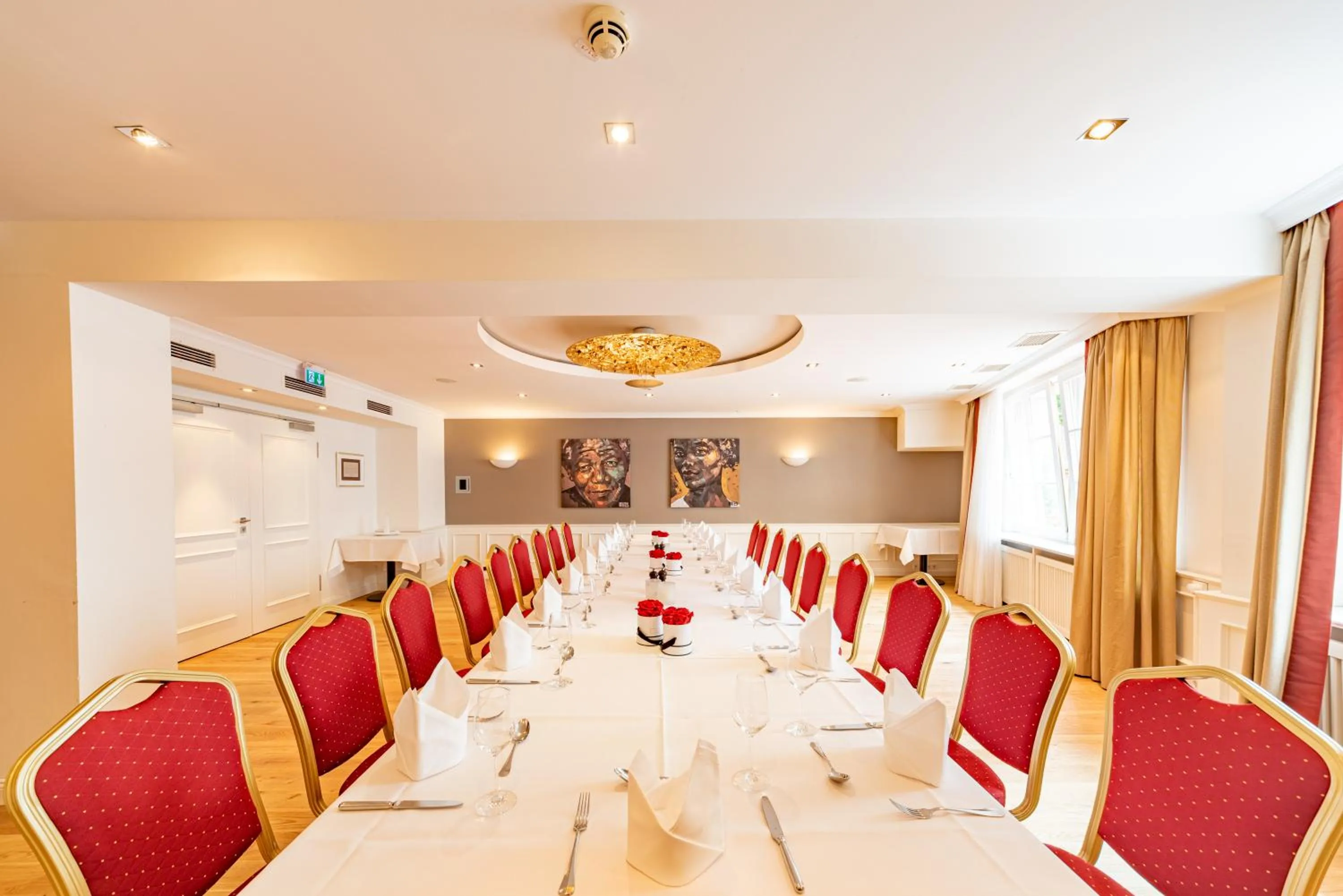 Restaurant/places to eat in Romantik Hotel Walhalla