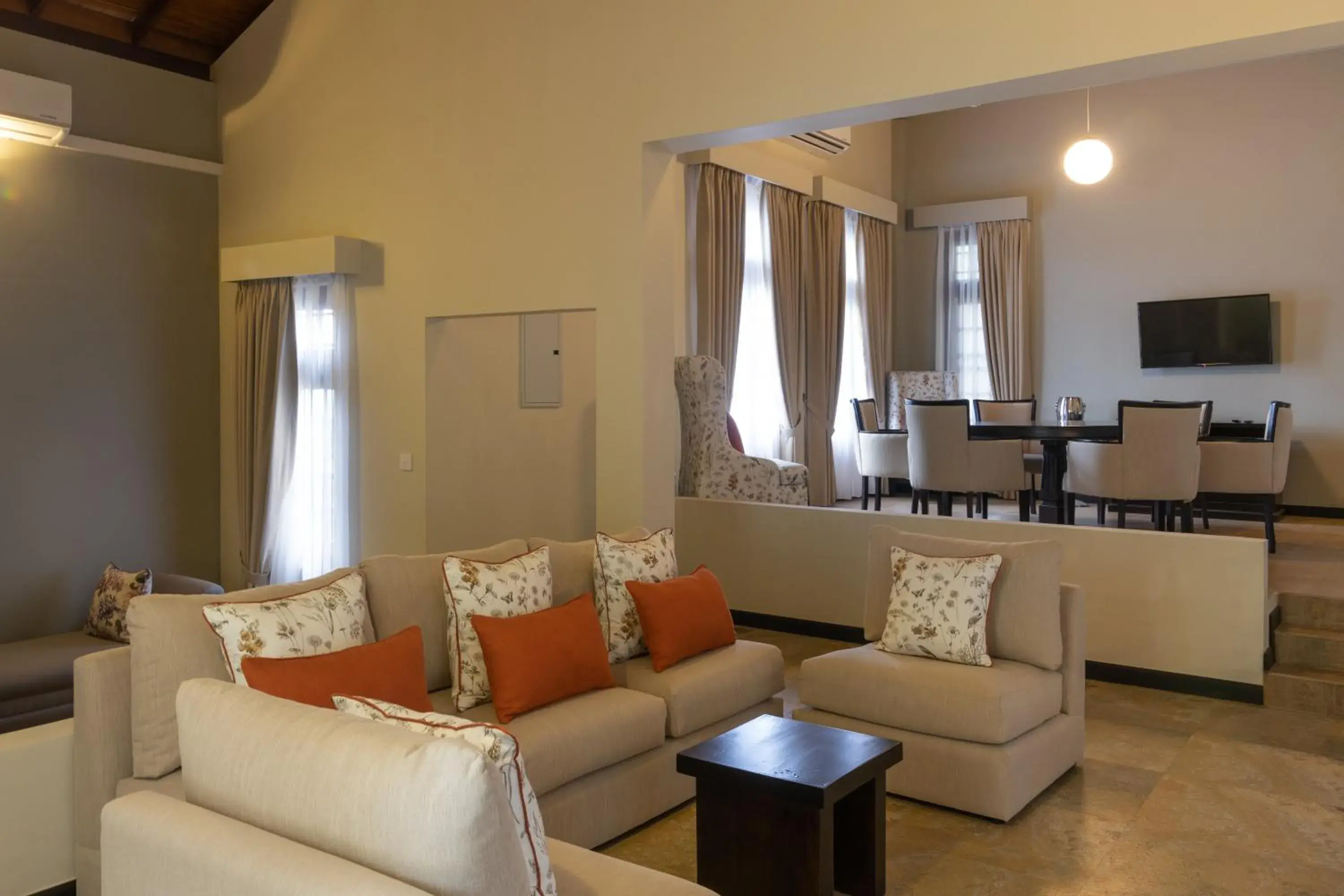 Living room in Hanthana Boutique Villa by Amaya Living room in Hanthana Boutique Villa by Amaya