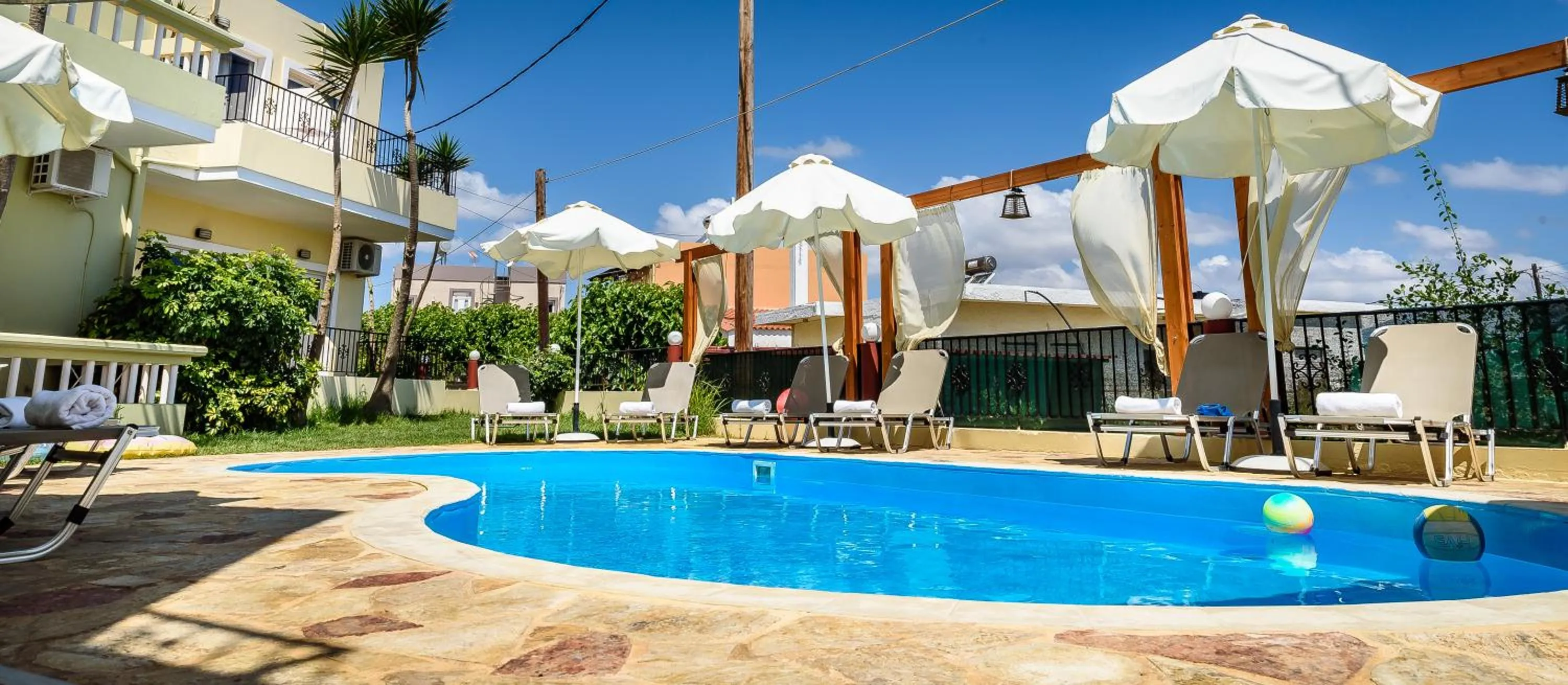 Swimming pool in Irinoula Dreams