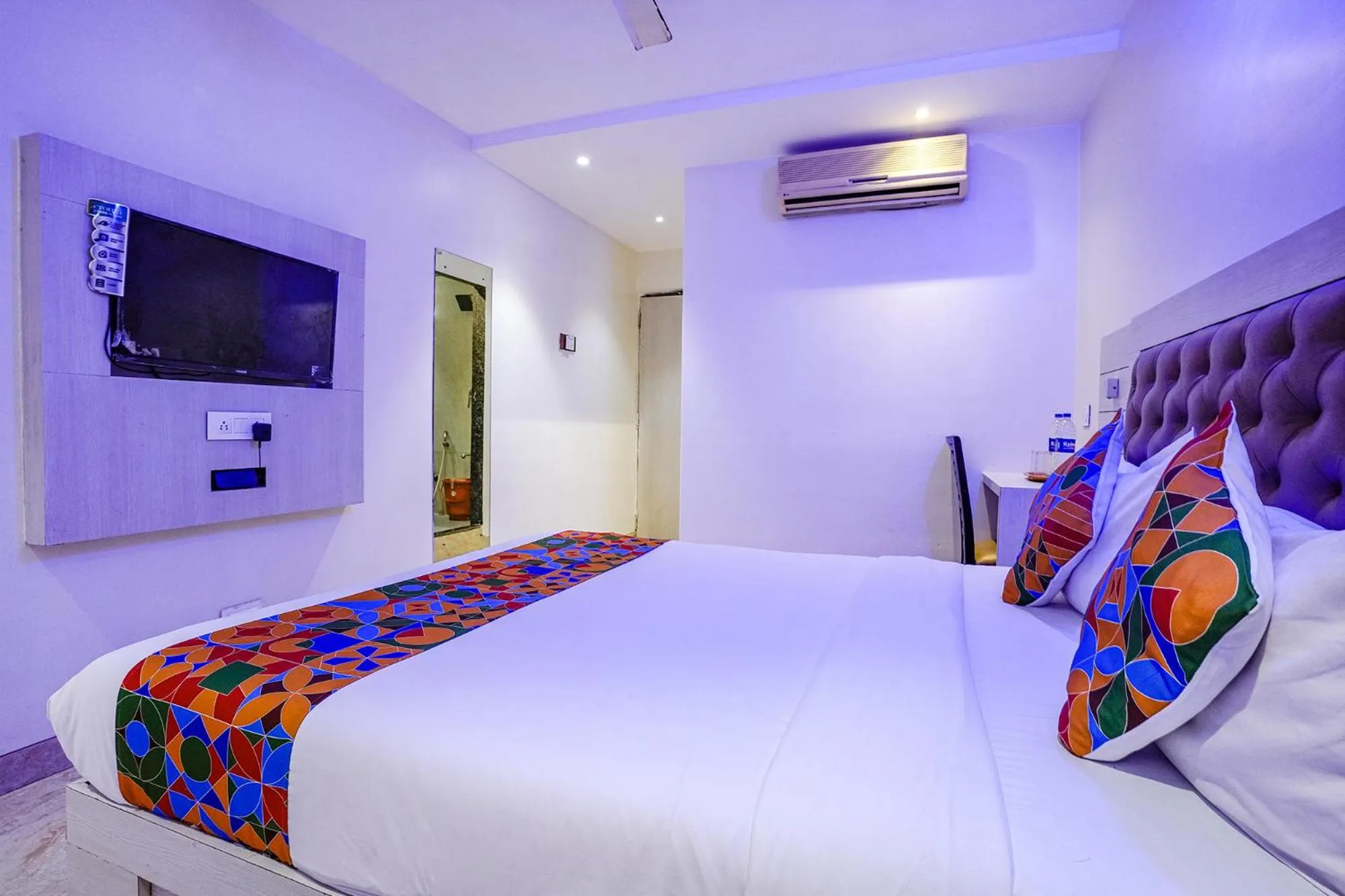 Communal lounge/ TV room, Bed in FabExpress Embassy Suites - Nr BKC