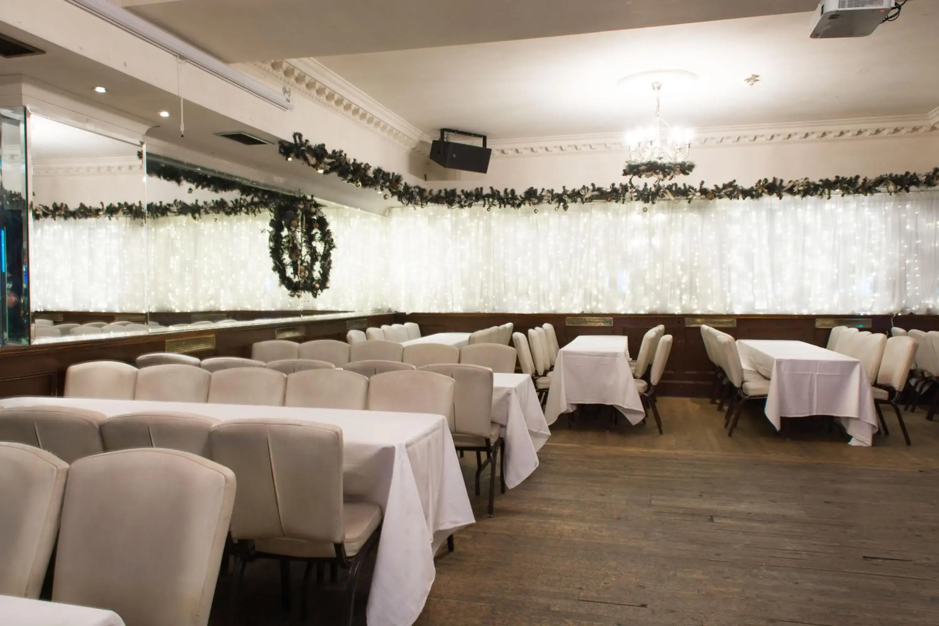 Lounge or bar in Russell Court Hotel Lounge or bar in Russell Court Hotel