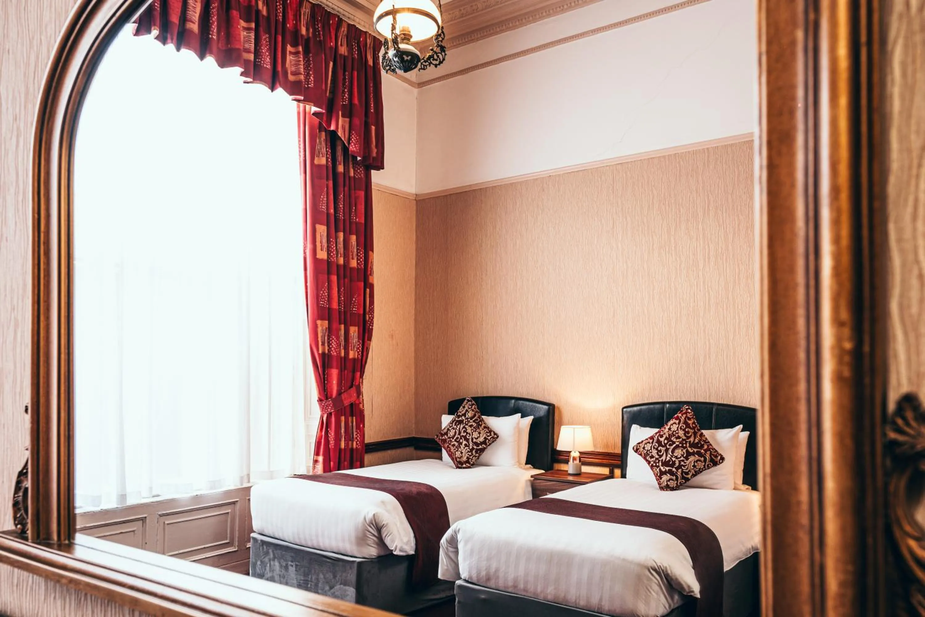 Bed in Russell Court Hotel