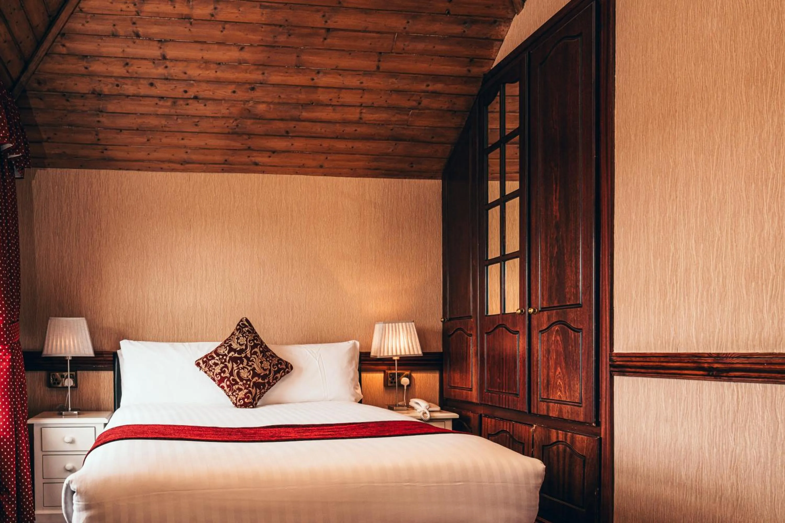 Bedroom, Bed in Russell Court Hotel