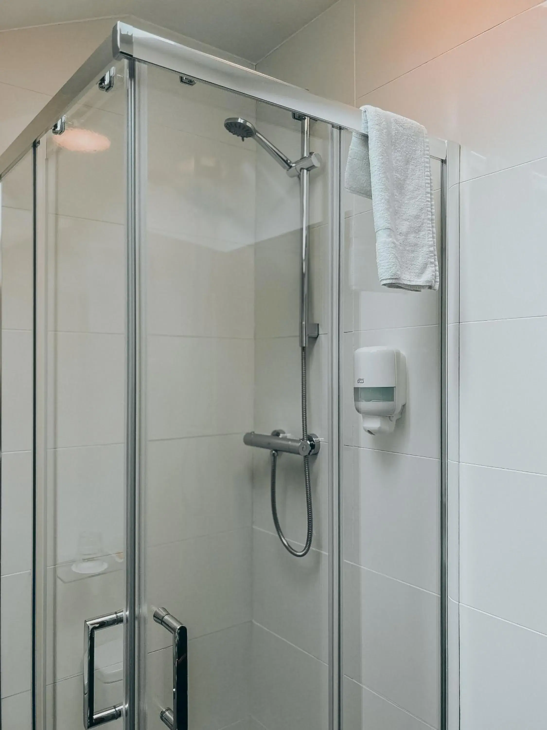 Shower in Russell Court Hotel Shower in Russell Court Hotel