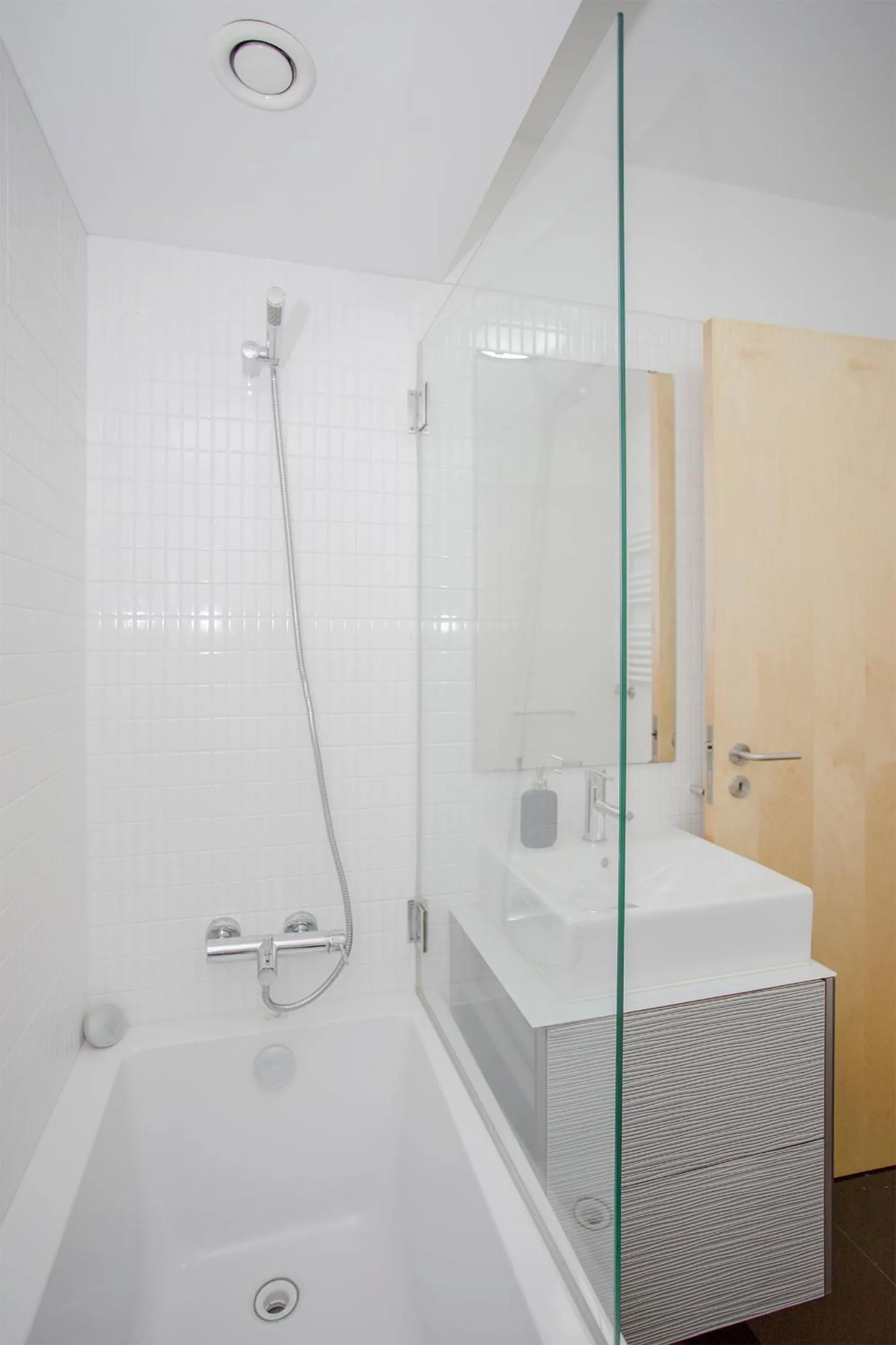 Shower in Liiiving in Porto | Bright Light Apartment