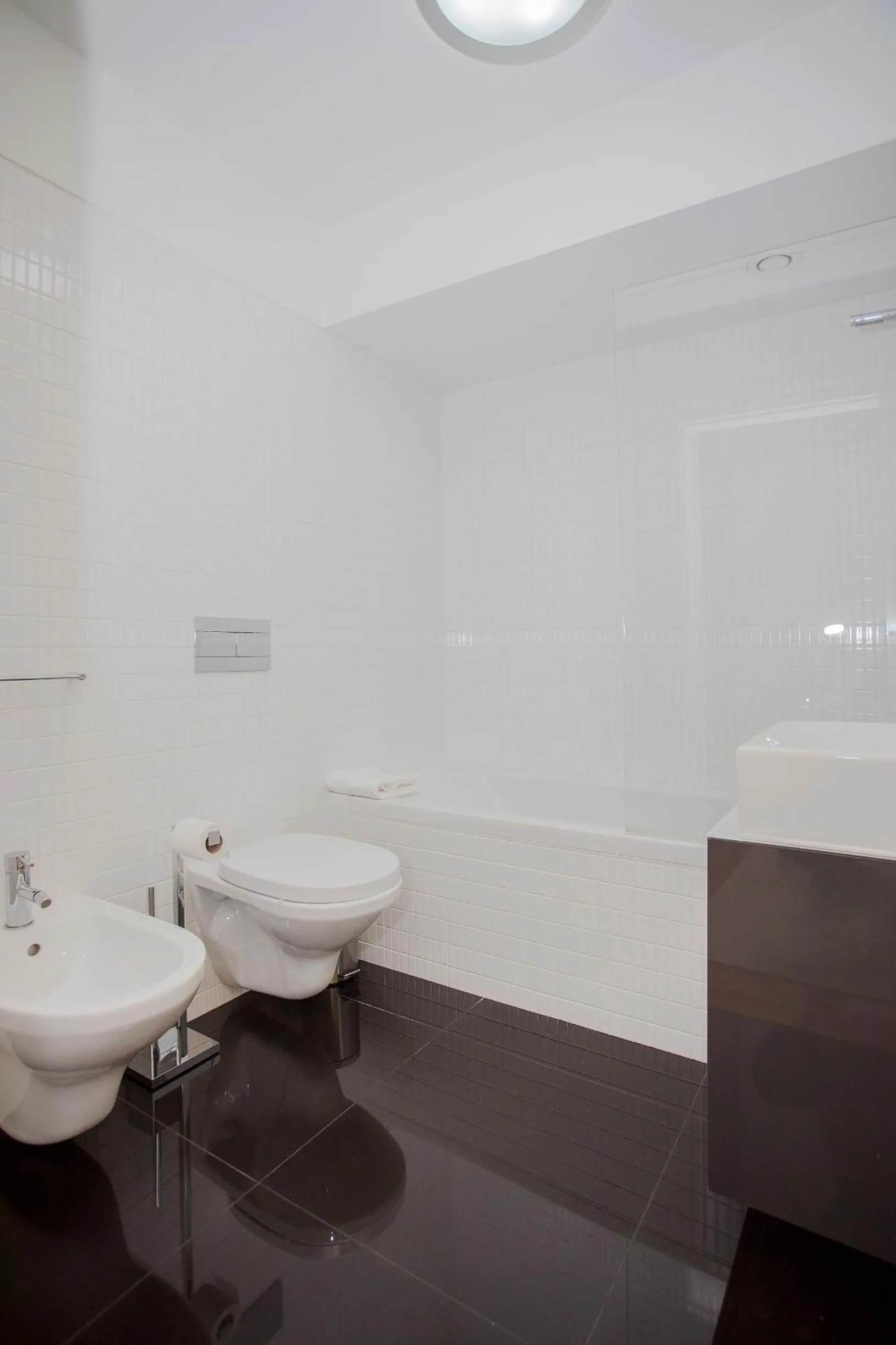 Shower in Liiiving in Porto | Bright Light Apartment