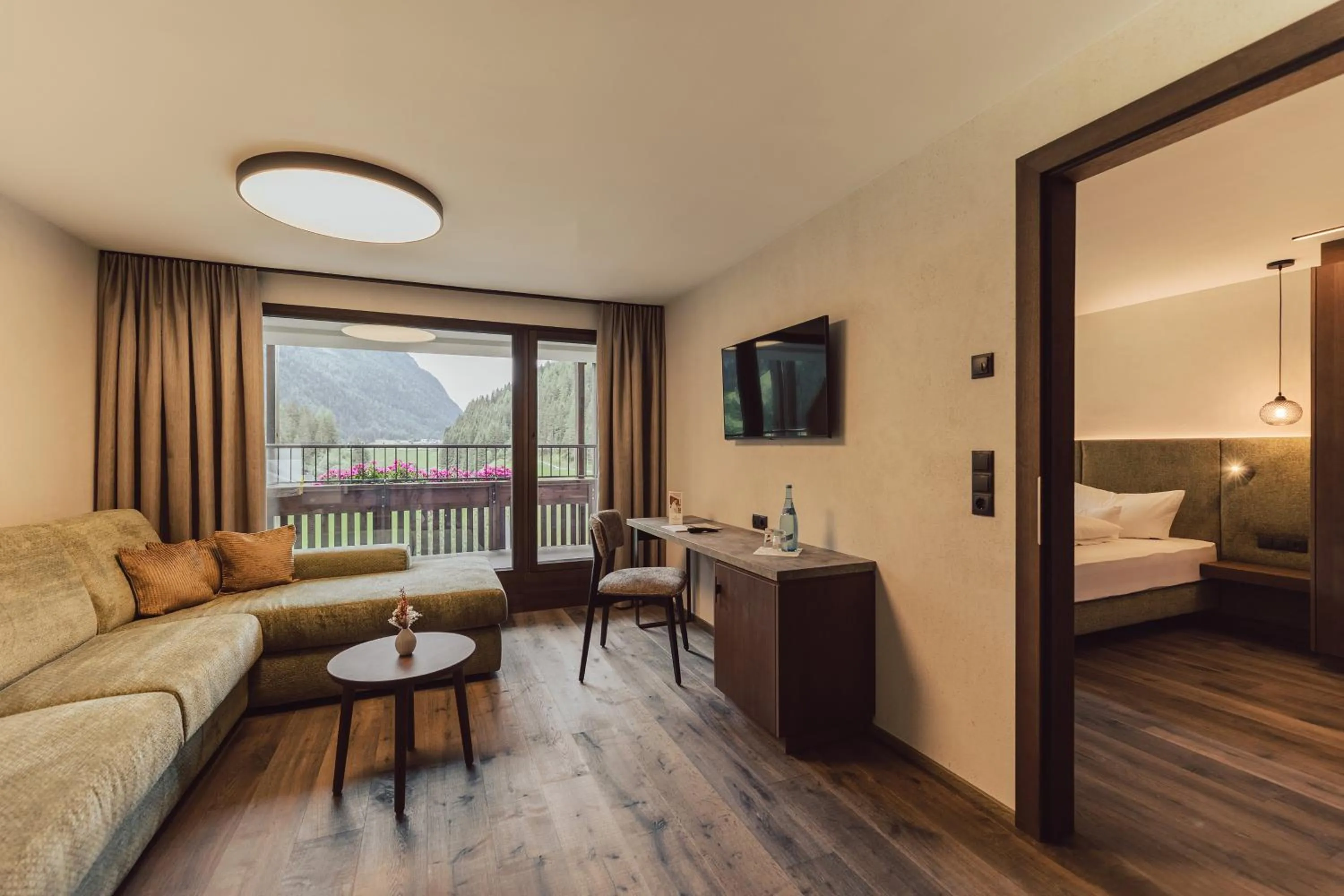 Living room, Bed in Hotel Weisseespitze