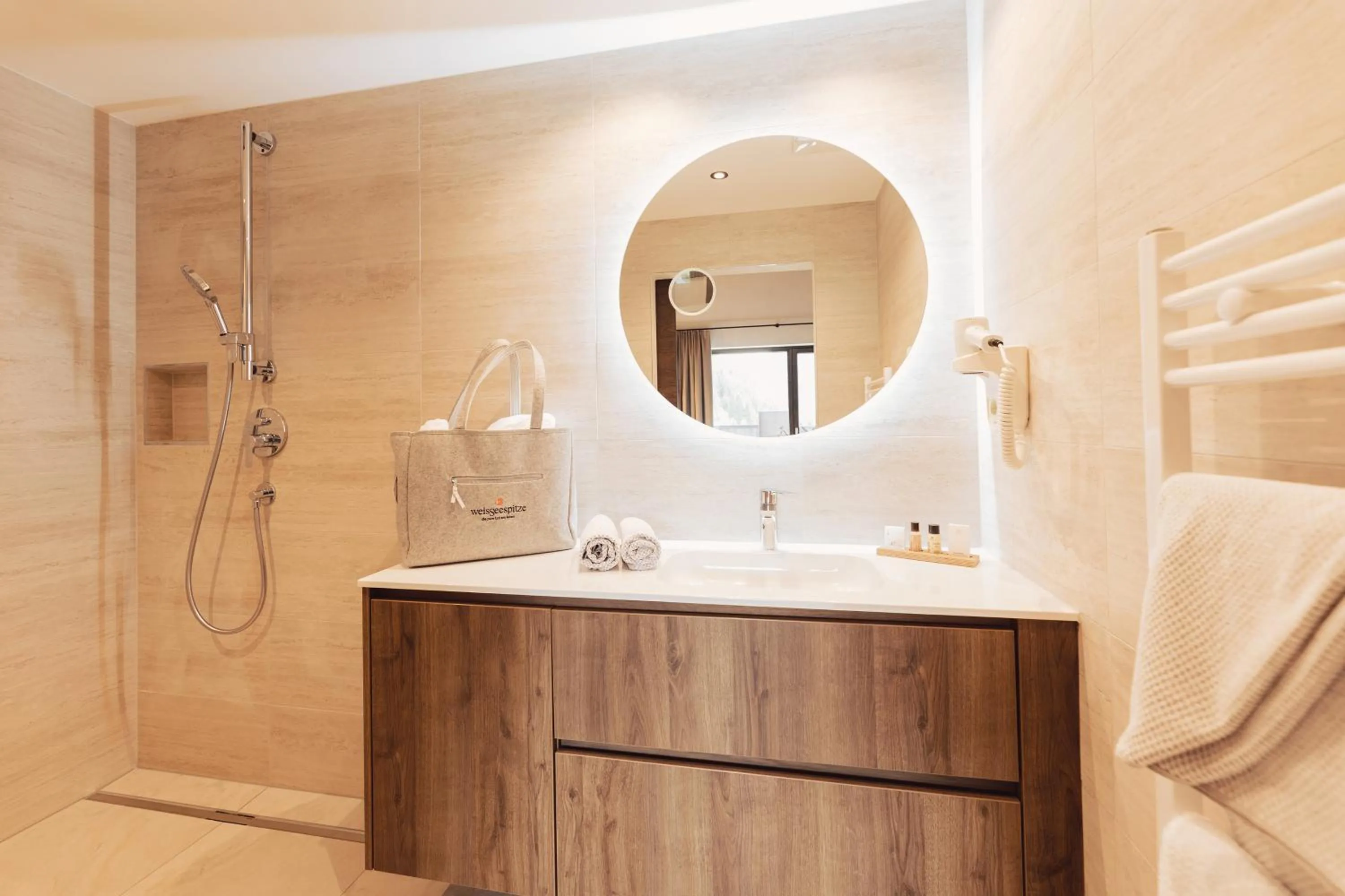 Shower in Hotel Weisseespitze