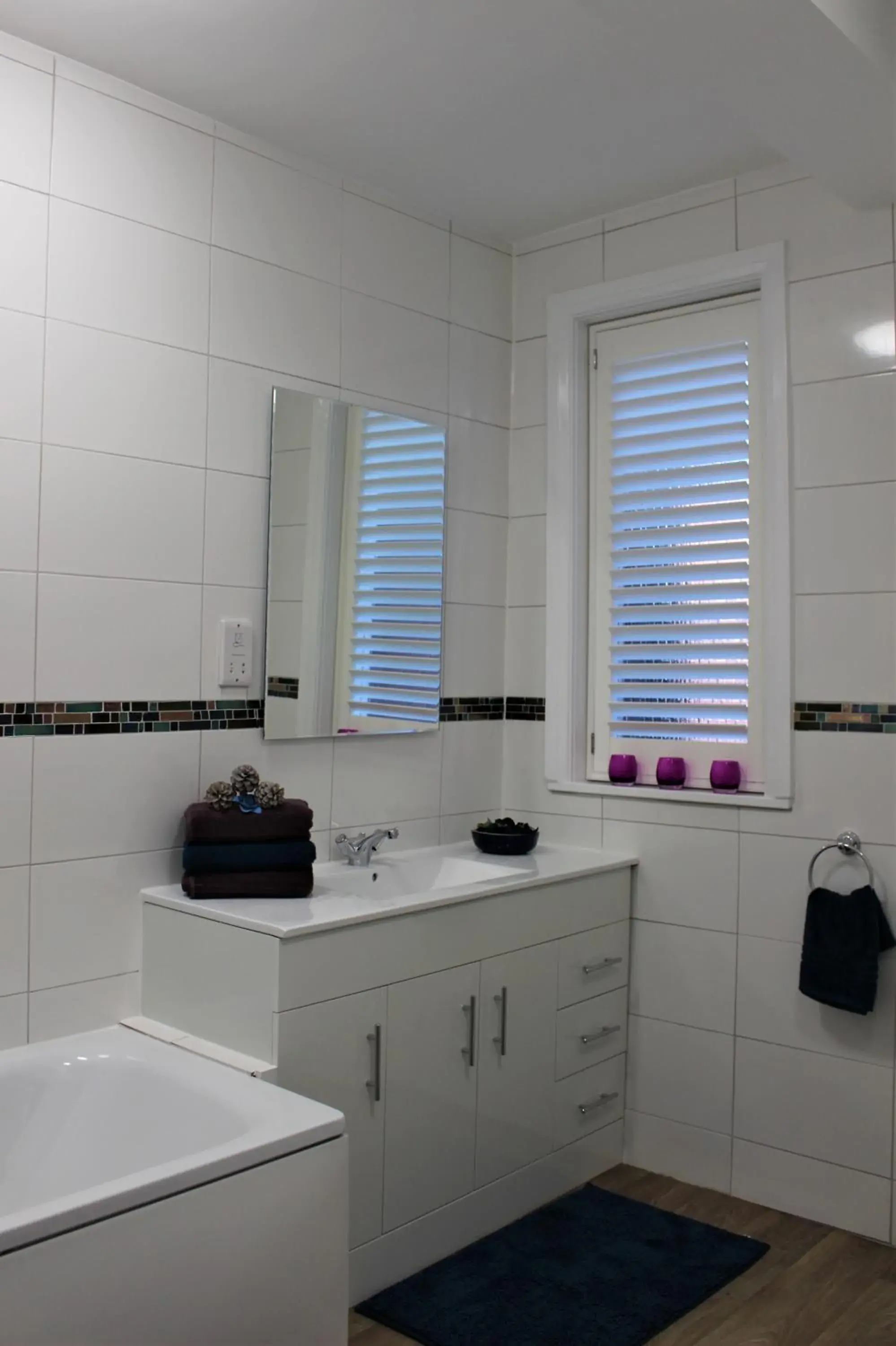 Raven Room with Shared Bathroom - single occupancy in Raven Haven Glastonbury Raven Room with Shared Bathroom - single occupancy in Raven Haven Glastonbury