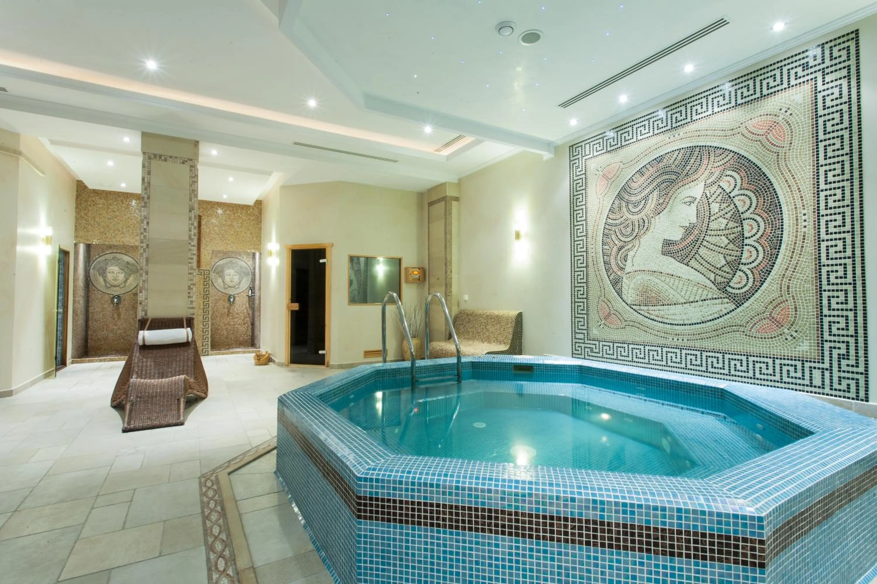 Hot Tub in Hotel Helen