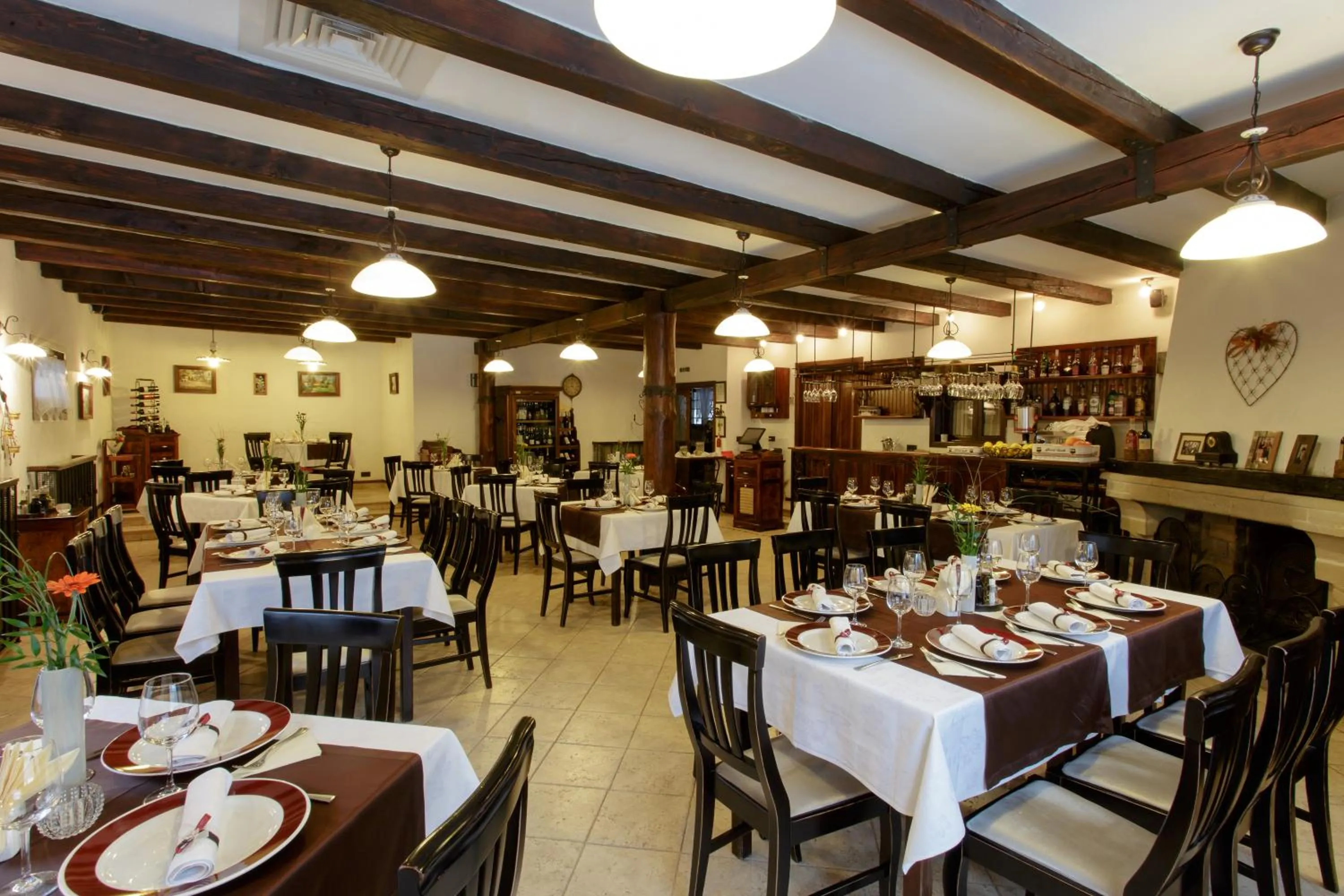 Restaurant/places to eat in Hotel Helen