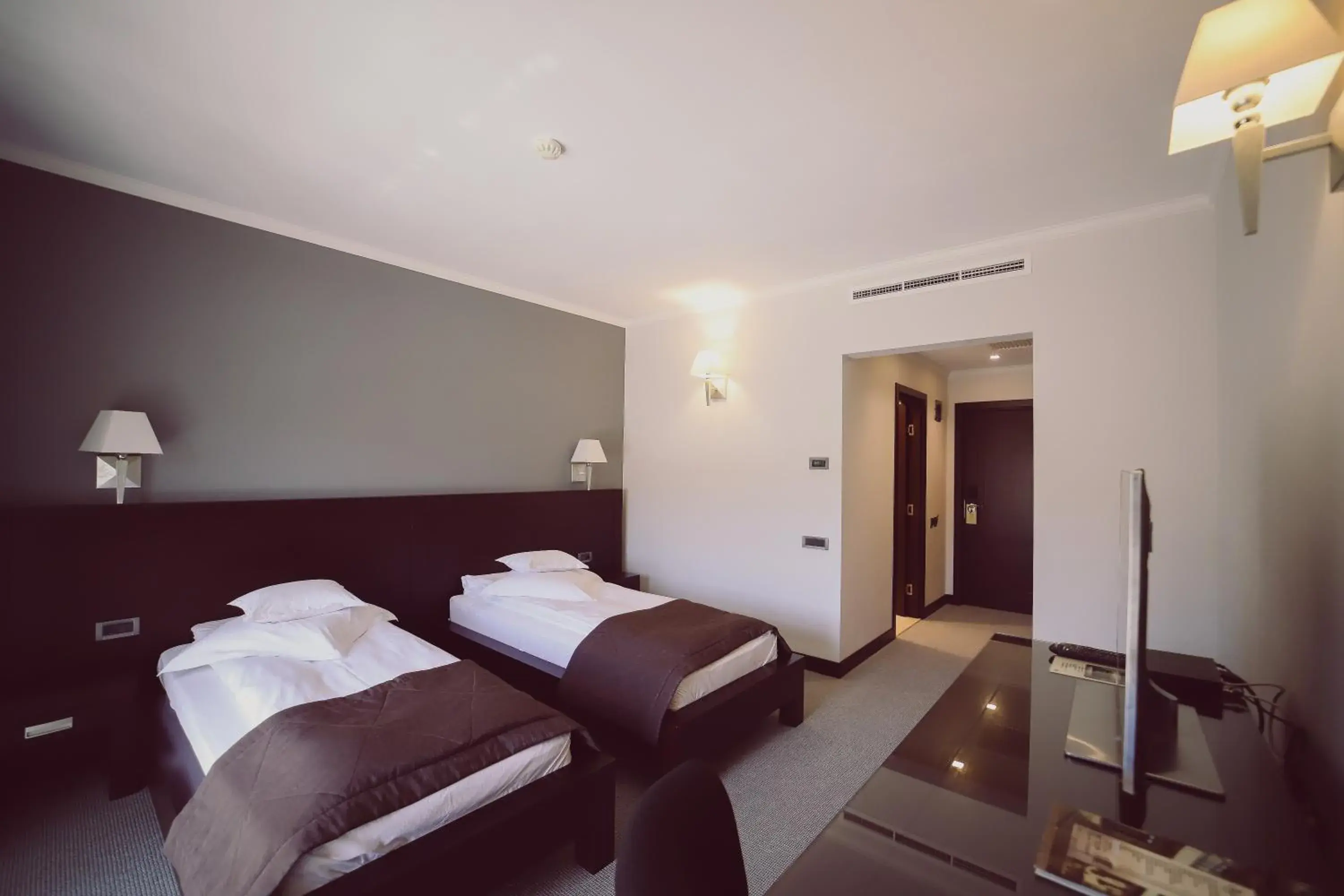 Twin Room with Lake View in Hotel Helen Twin Room with Lake View in Hotel Helen
