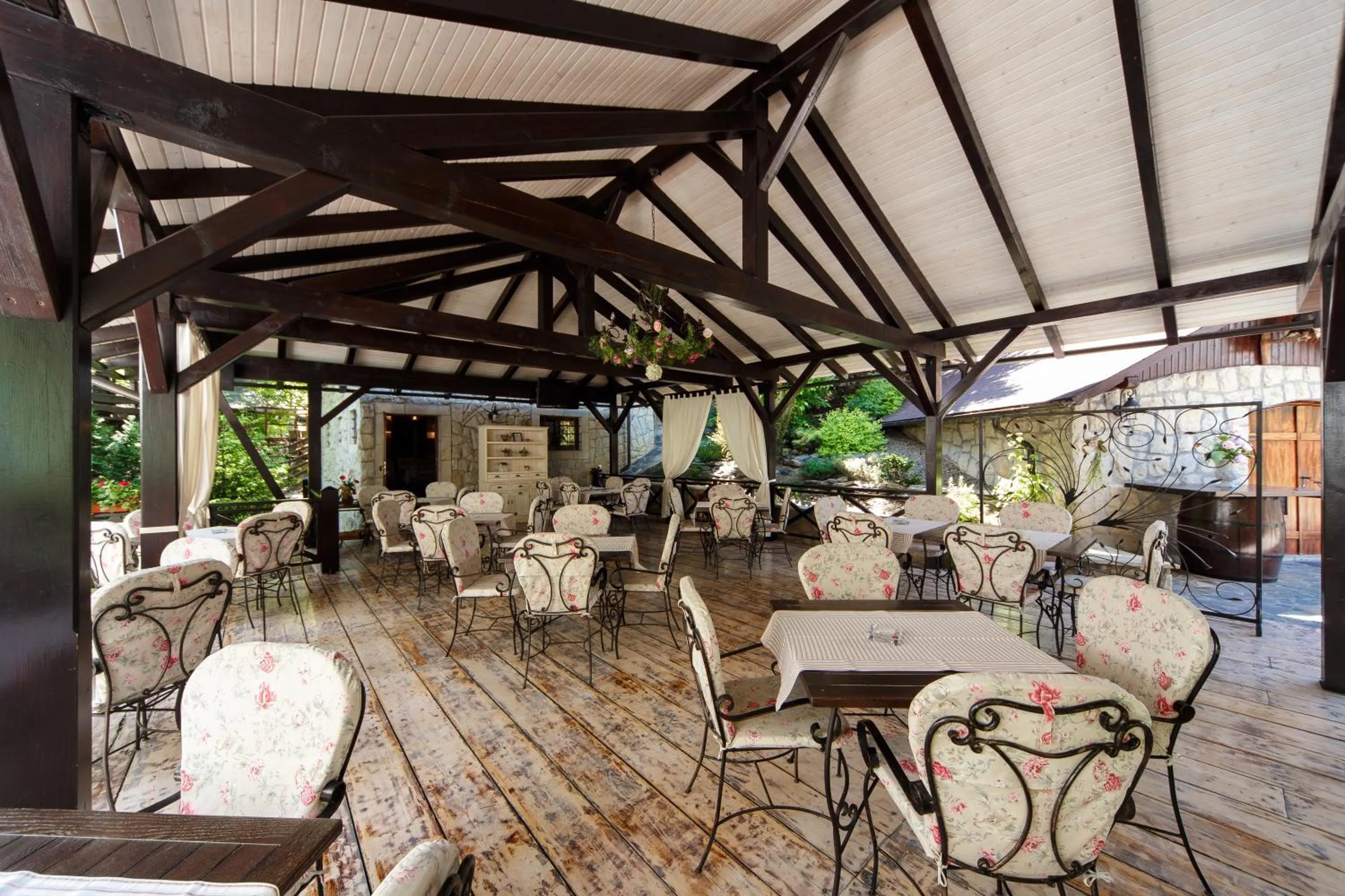 Restaurant/places to eat in Hotel Helen