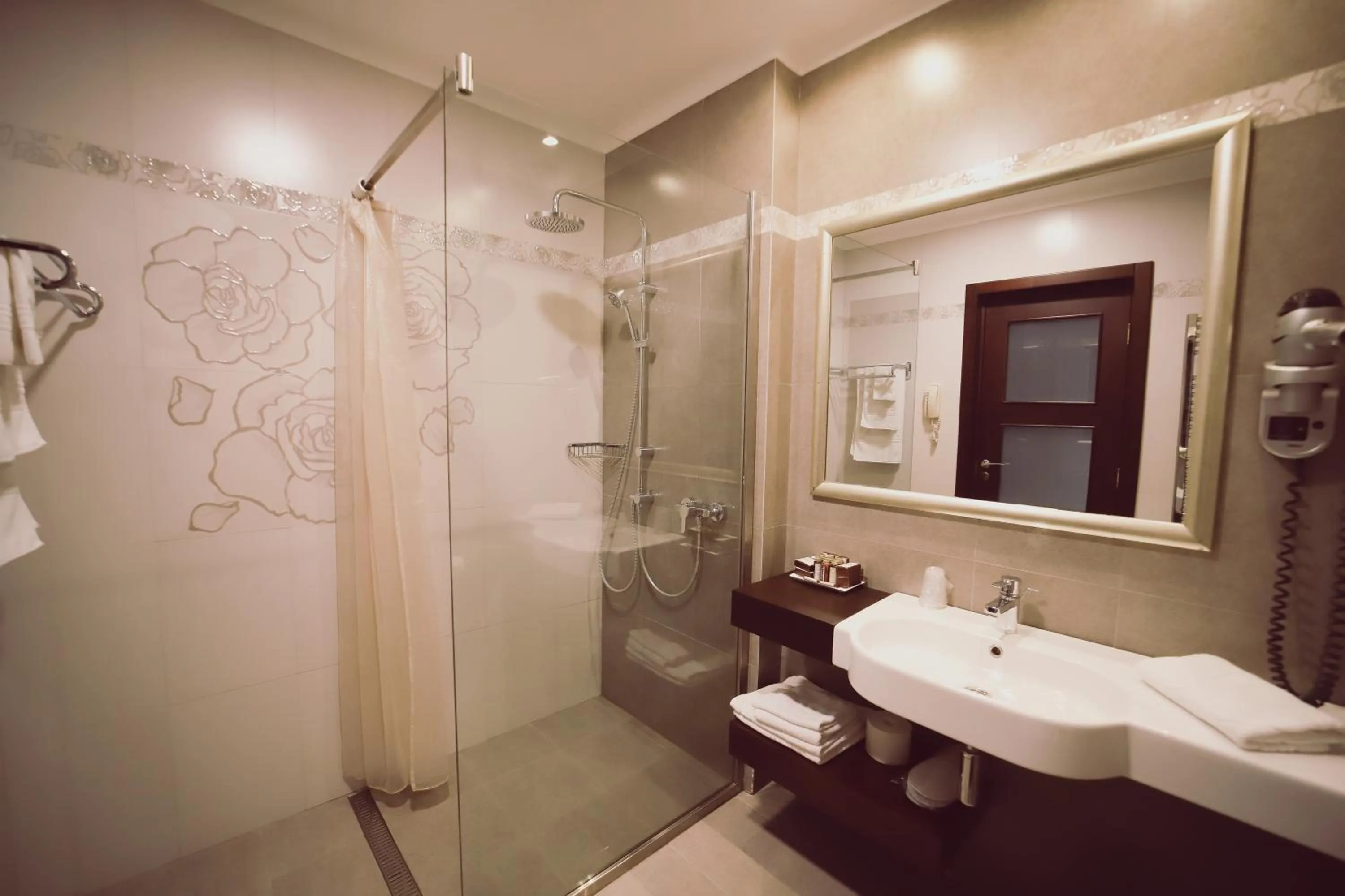 Shower in Hotel Helen