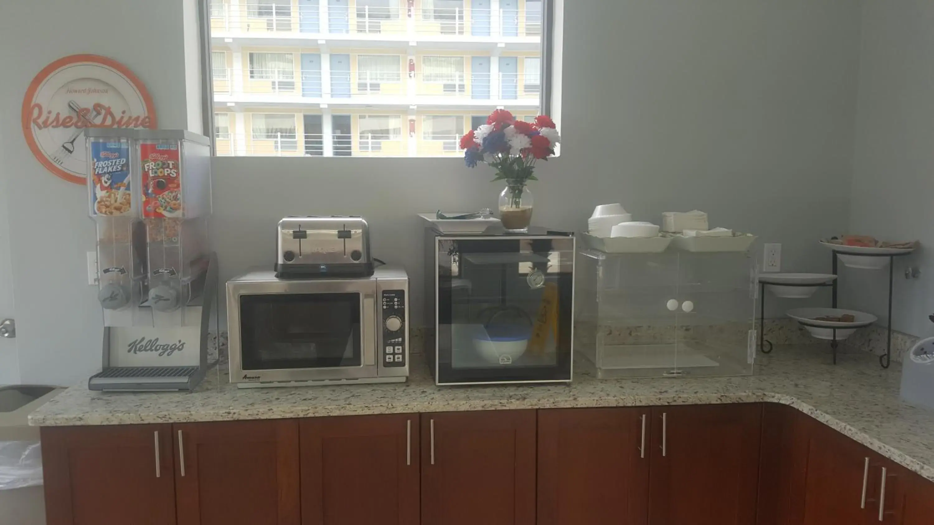 Food and drinks, Kitchen/Kitchenette in Howard Johnson by Wyndham Virginia Beach At The Beach