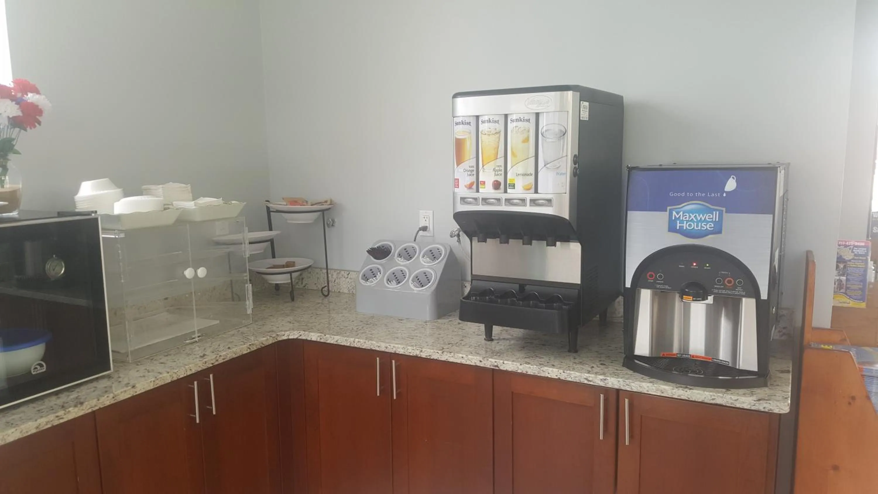 Food and drinks in Howard Johnson by Wyndham Virginia Beach At The Beach