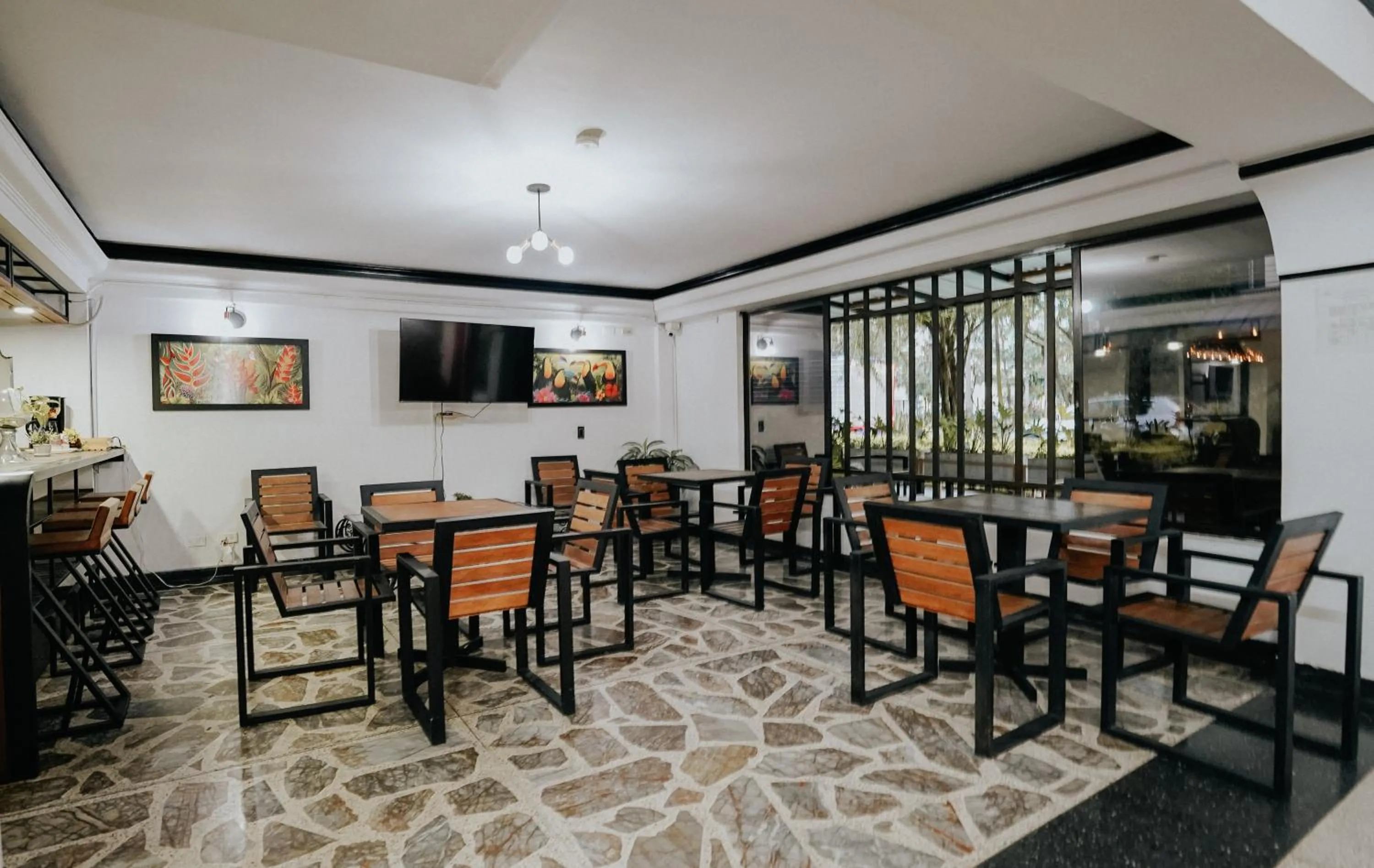 Communal lounge/ TV room in Hotel Balcones del Estadio