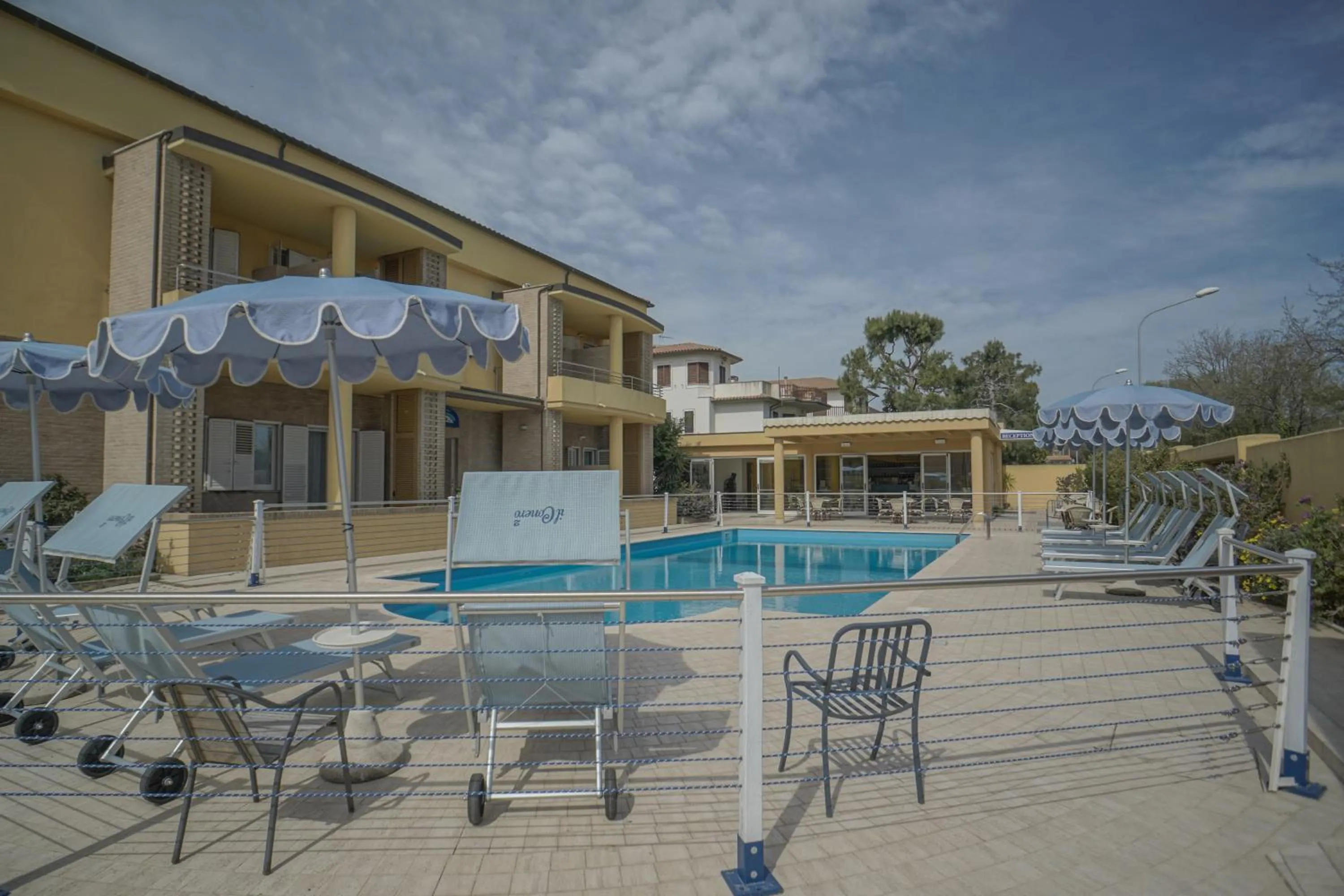 Swimming pool in Hotel Residence Il Conero 2