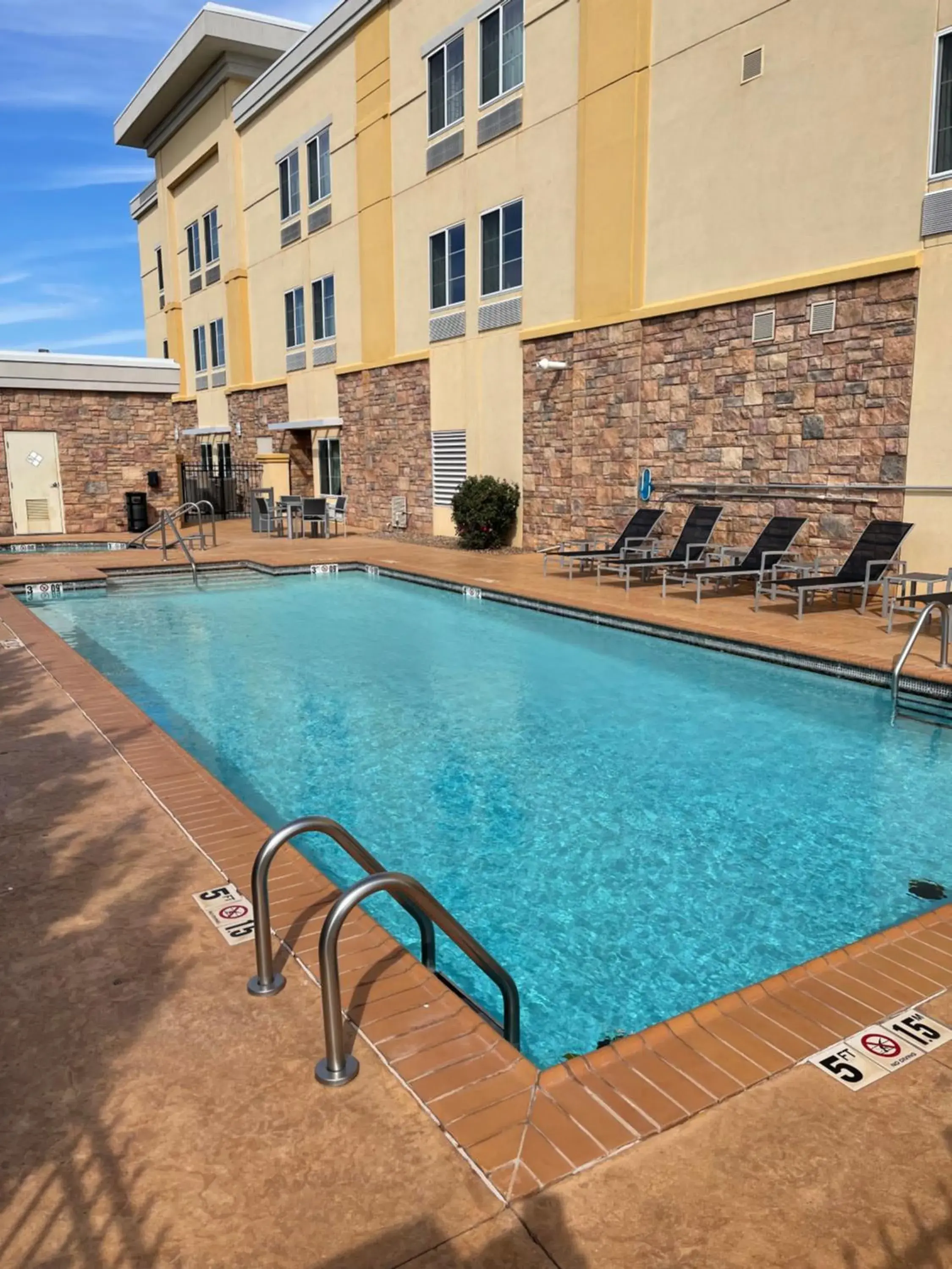 Swimming pool in La Quinta by Wyndham Elk City Swimming pool in La Quinta by Wyndham Elk City