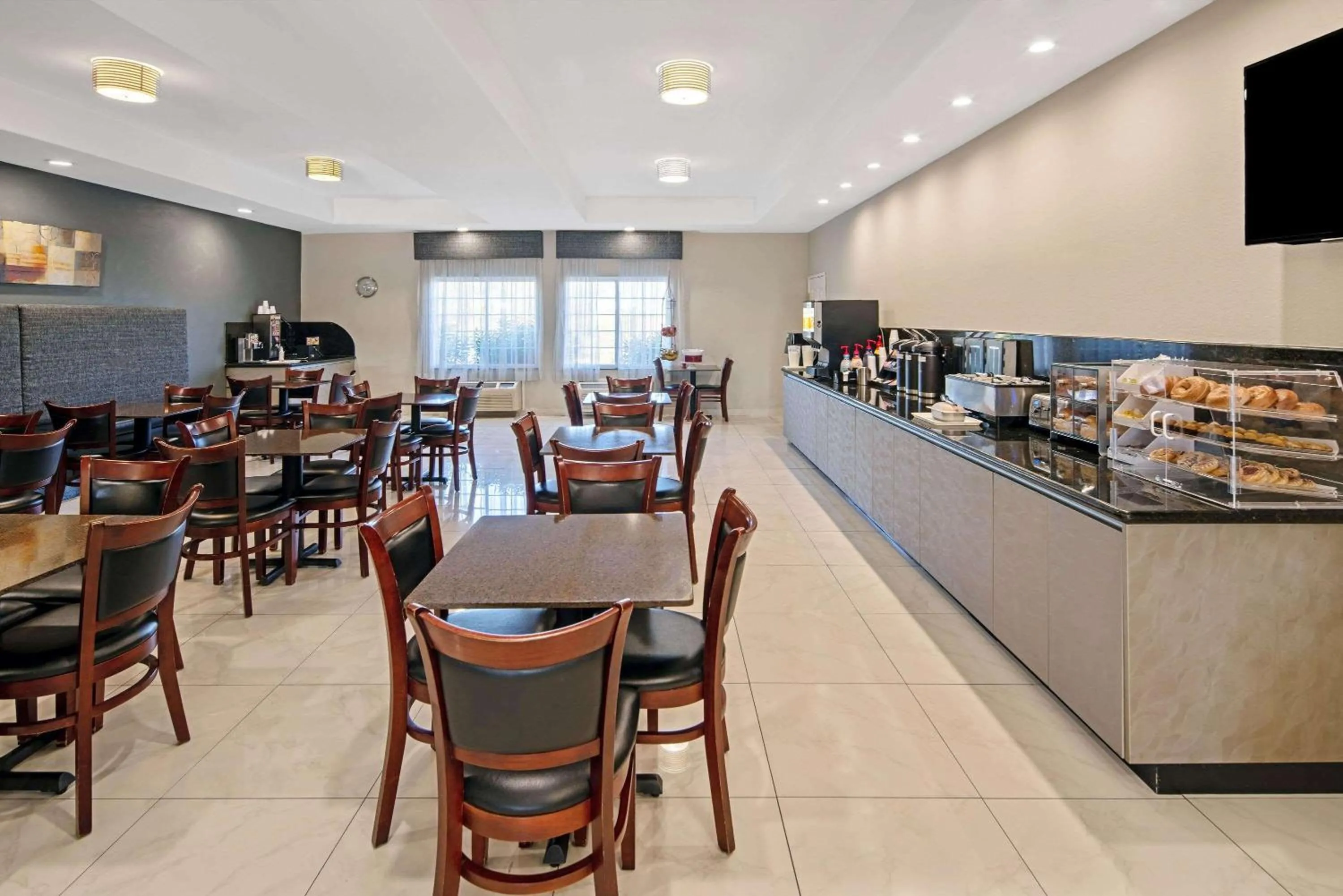 Restaurant/places to eat in La Quinta Inn & Suites by Wyndham Mercedes Outlet Mall