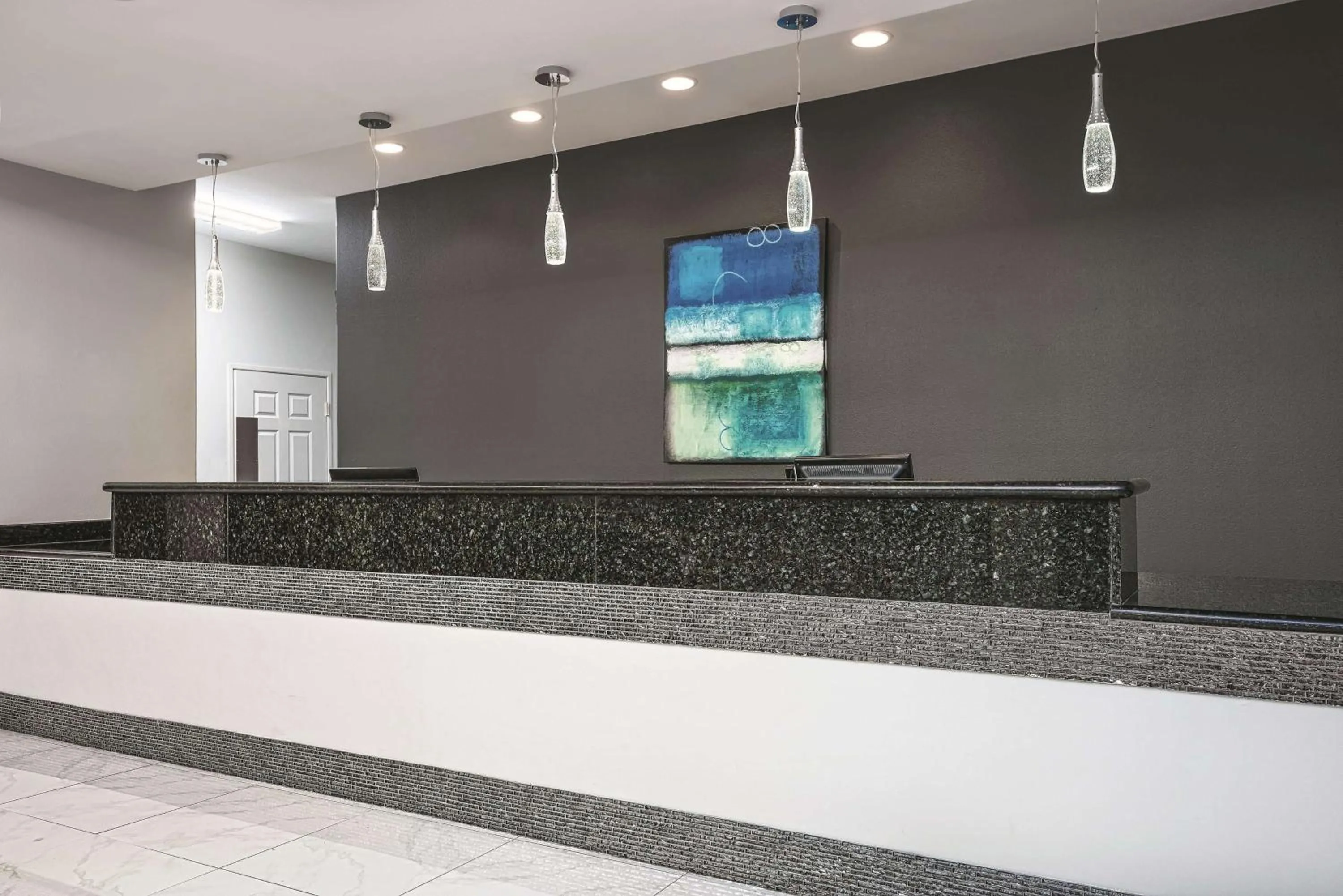 Lobby or reception in La Quinta Inn & Suites by Wyndham Mercedes Outlet Mall