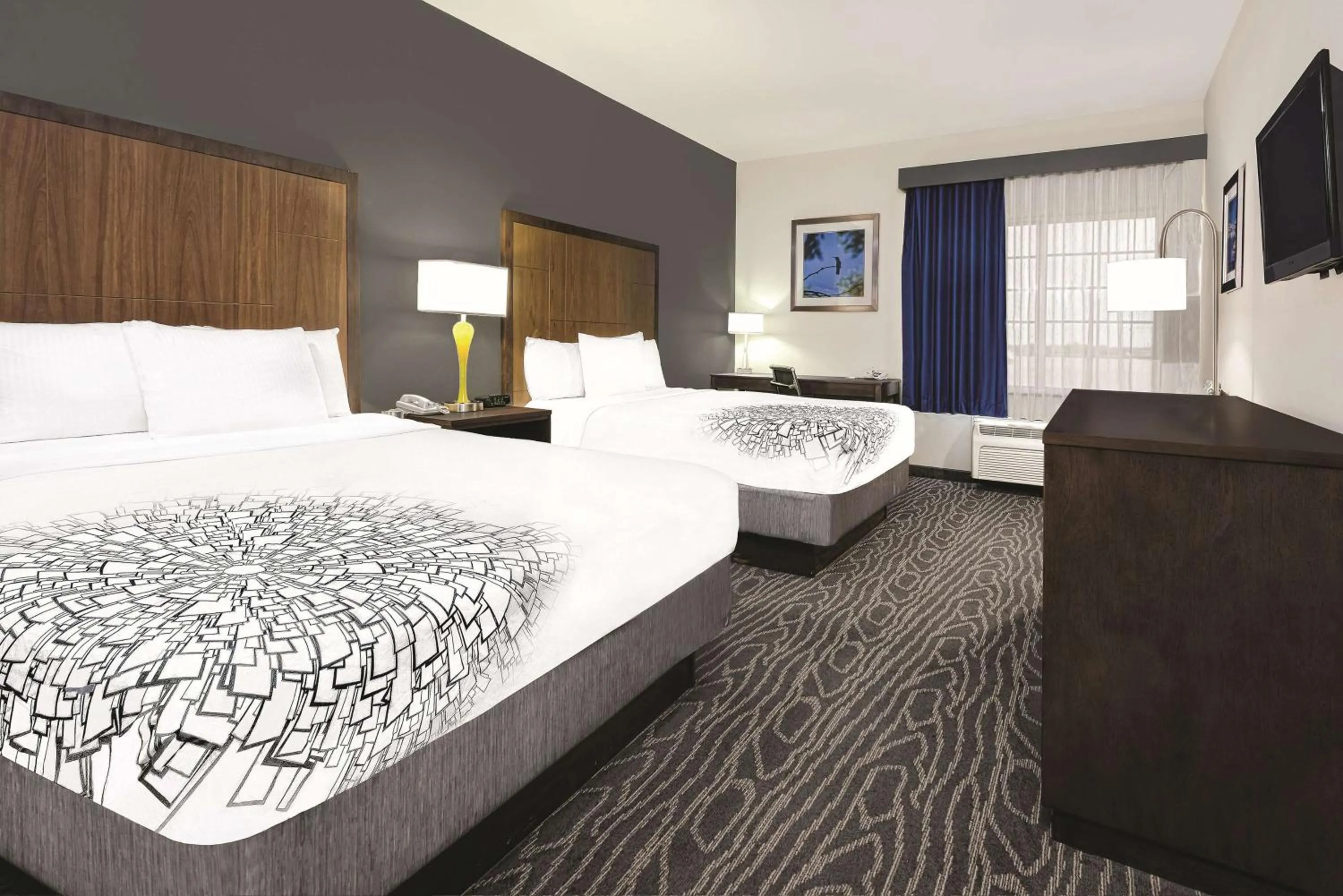 Photo of the whole room, Bed in La Quinta Inn & Suites by Wyndham Mercedes Outlet Mall