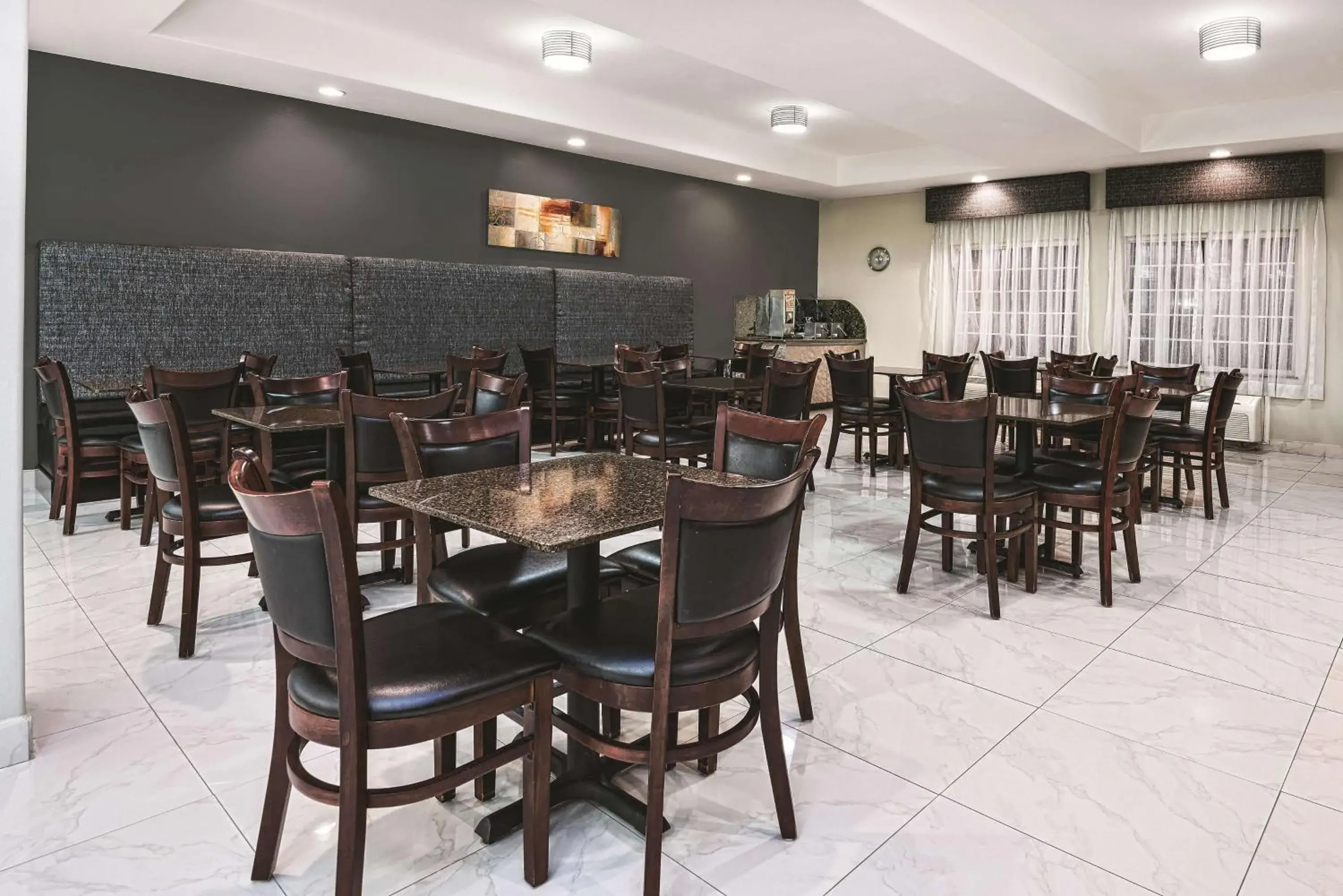 Restaurant/places to eat in La Quinta Inn & Suites by Wyndham Mercedes Outlet Mall Restaurant/places to eat in La Quinta Inn & Suites by Wyndham Mercedes Outlet Mall