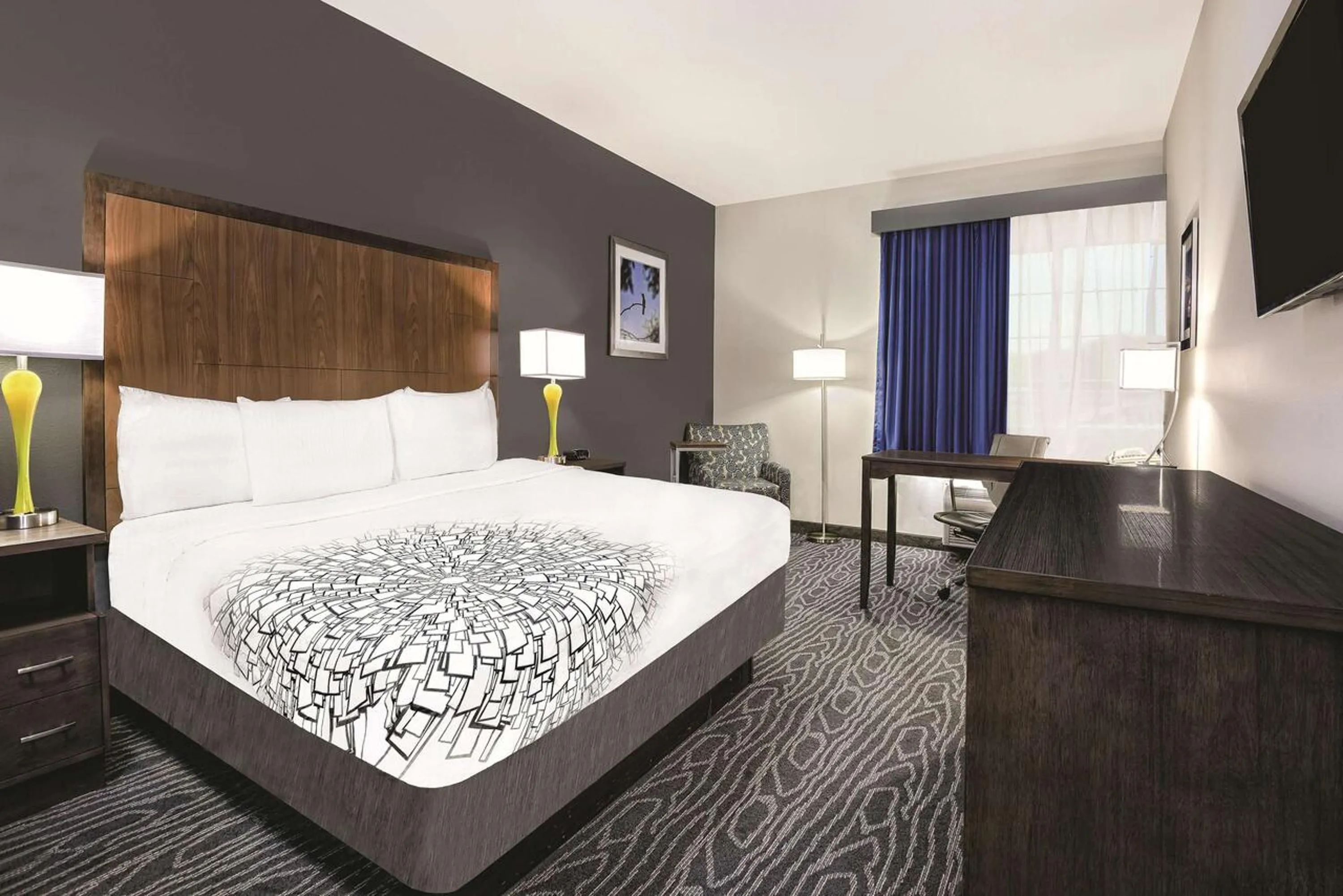 Photo of the whole room, Bed in La Quinta Inn & Suites by Wyndham Mercedes Outlet Mall