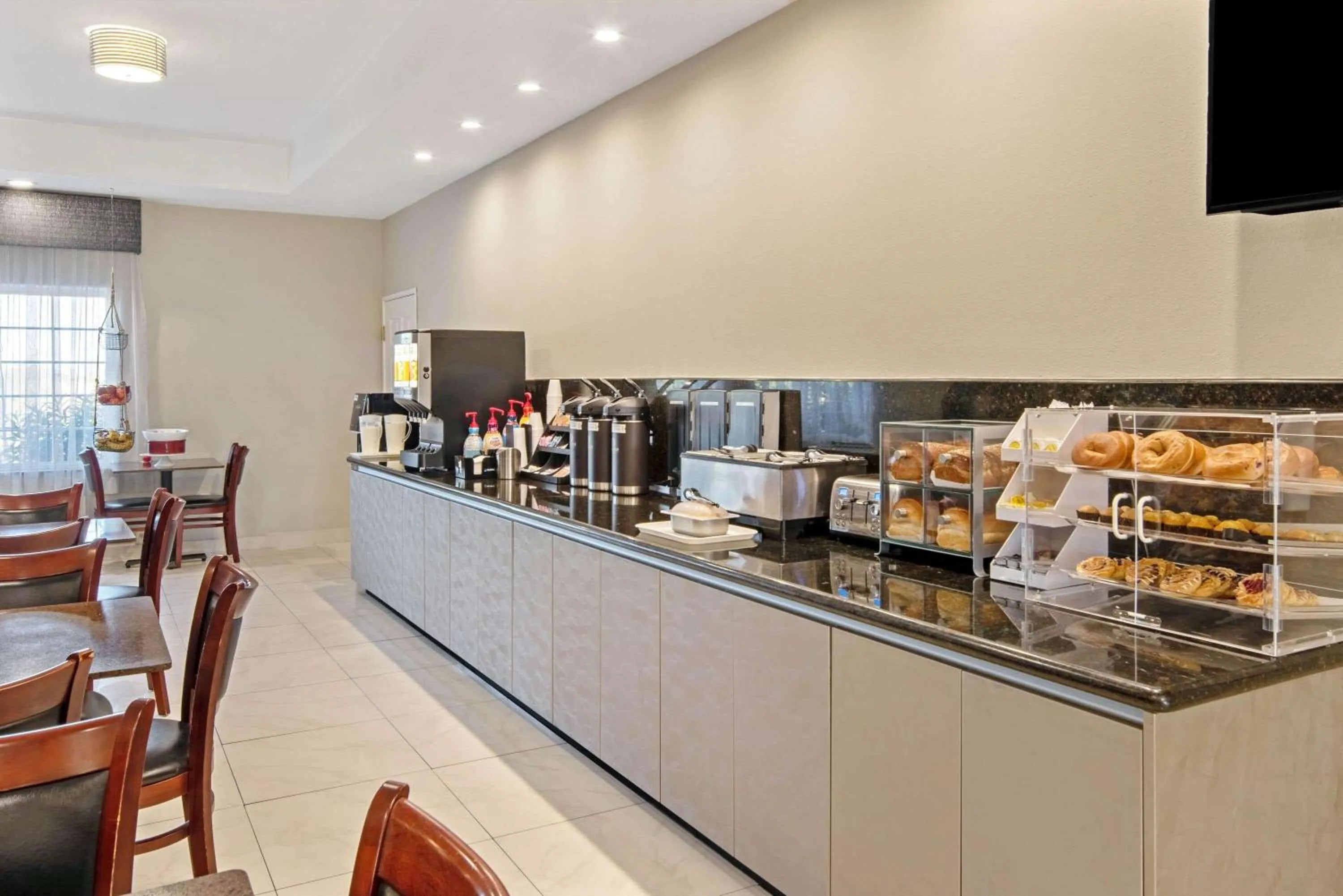 Restaurant/places to eat in La Quinta Inn & Suites by Wyndham Mercedes Outlet Mall