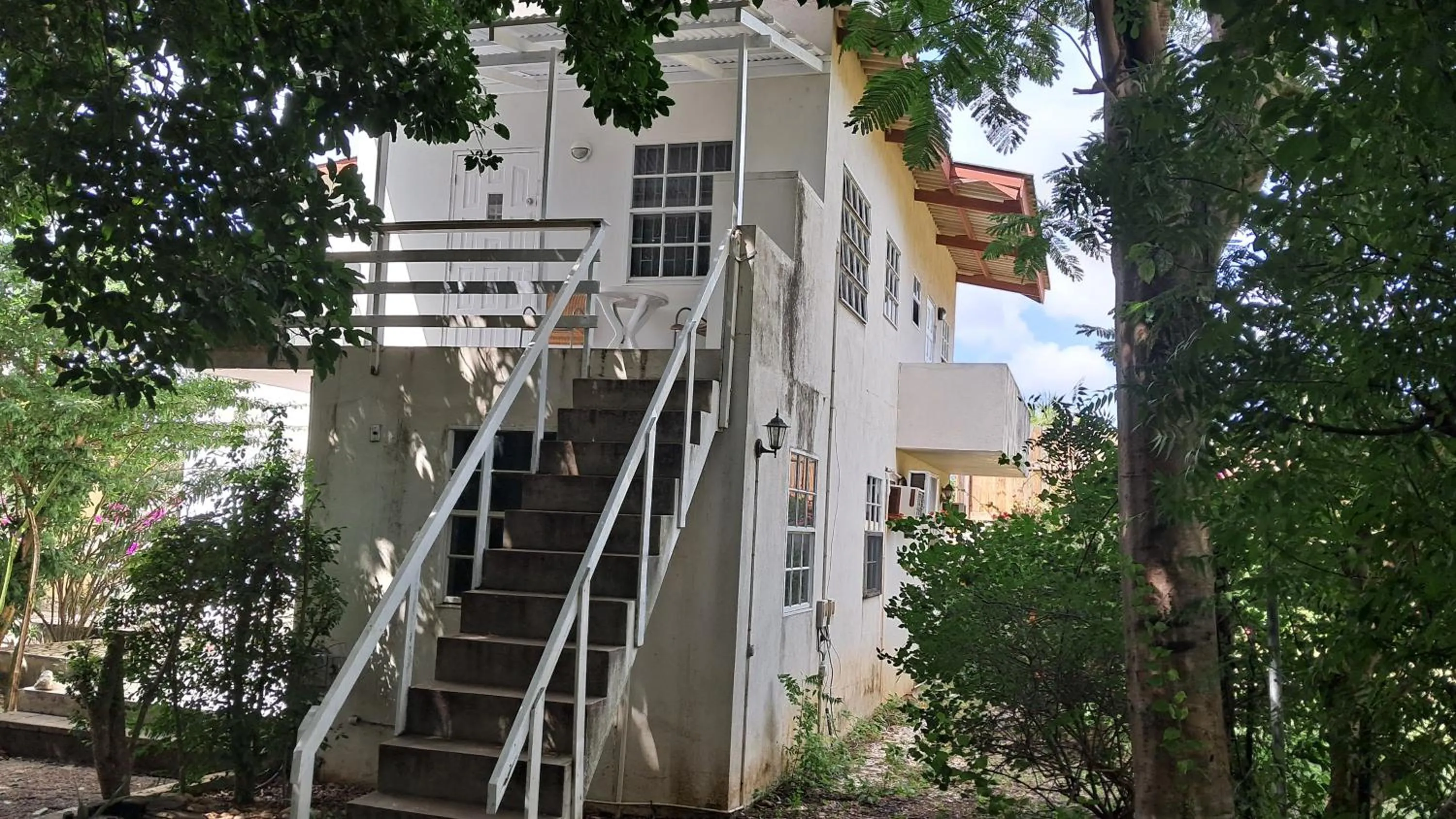 Happy Turtle Apartments