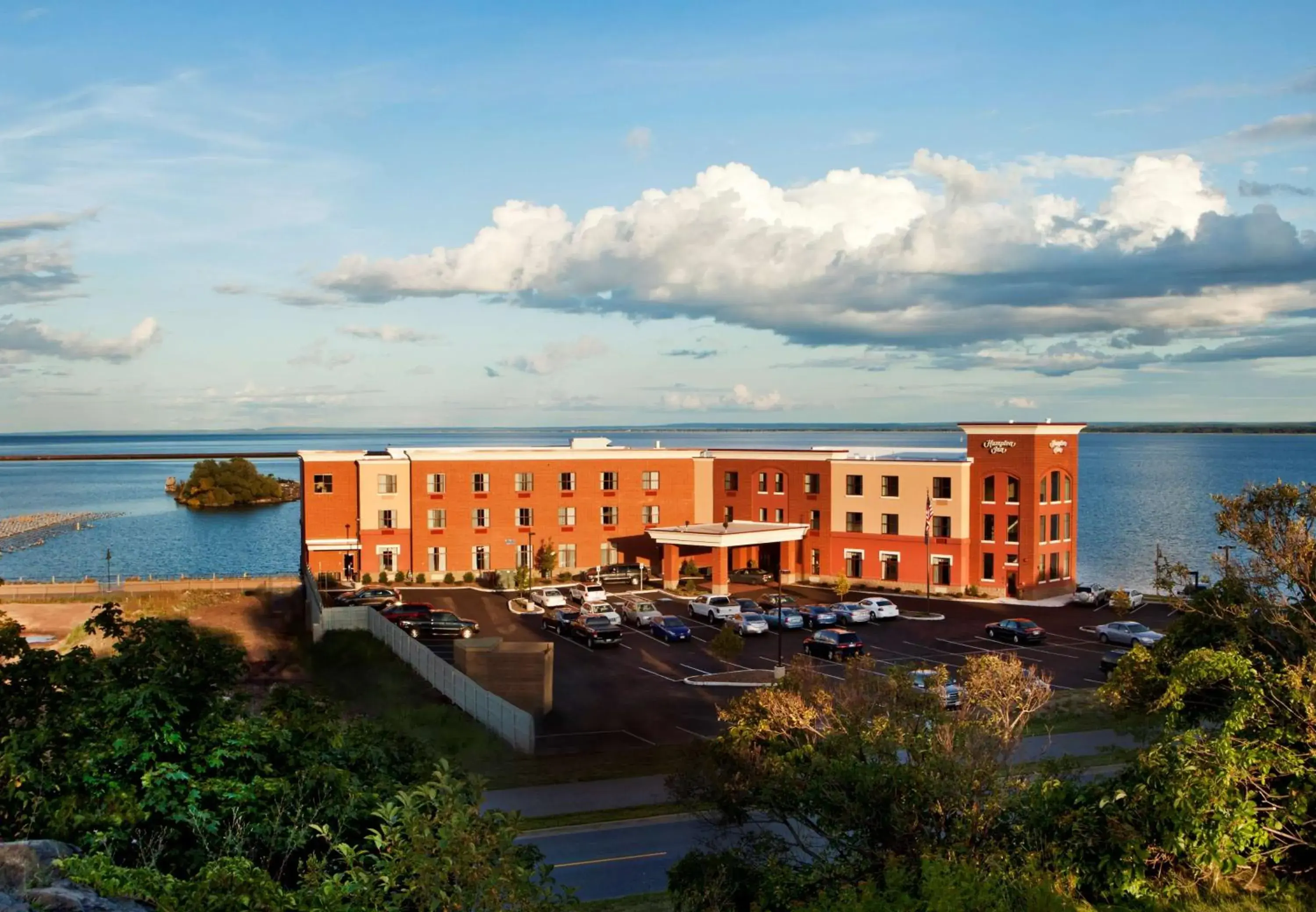 Property building in Hampton Inn Marquette-Waterfront Property building in Hampton Inn Marquette-Waterfront