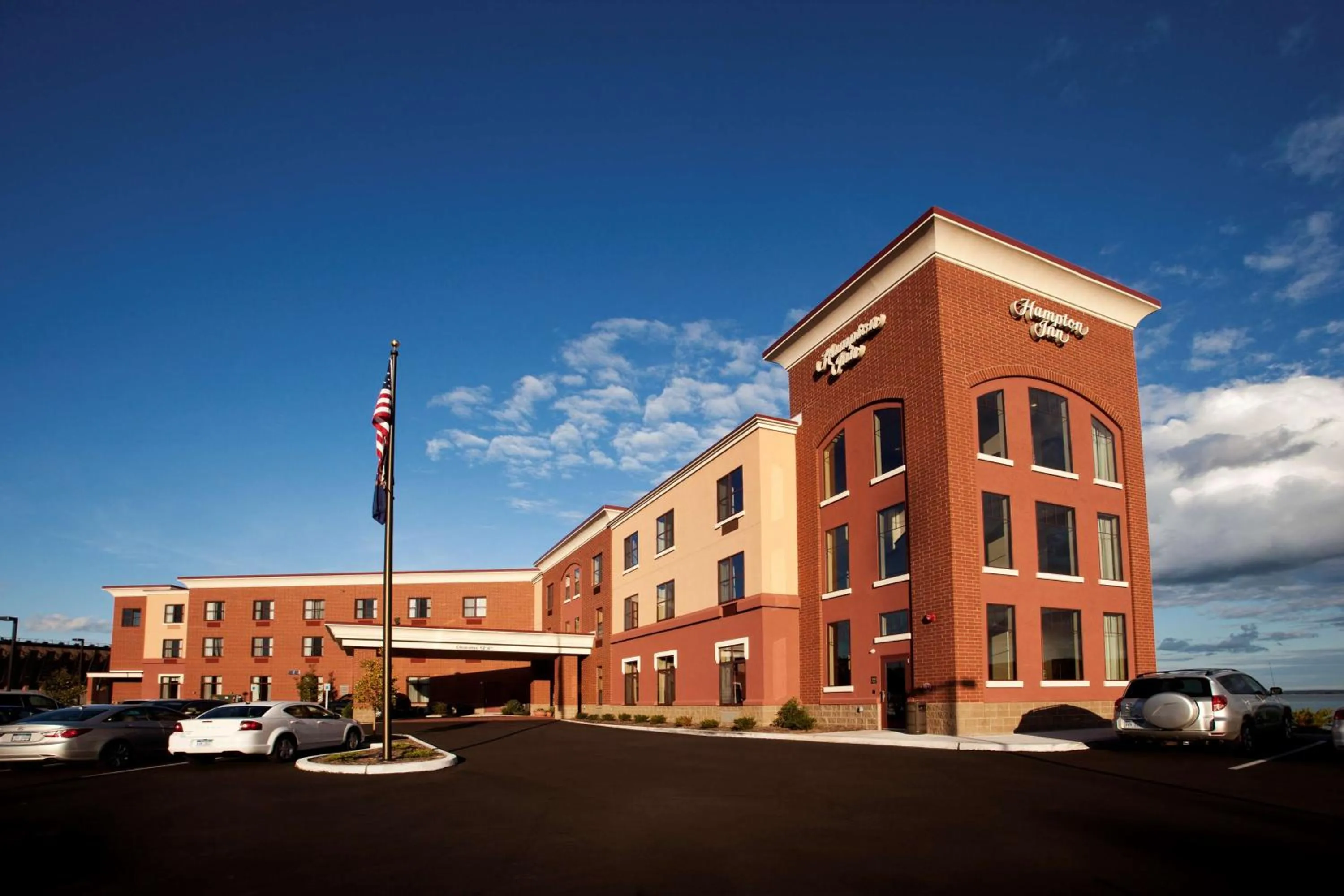 Property building in Hampton Inn Marquette-Waterfront