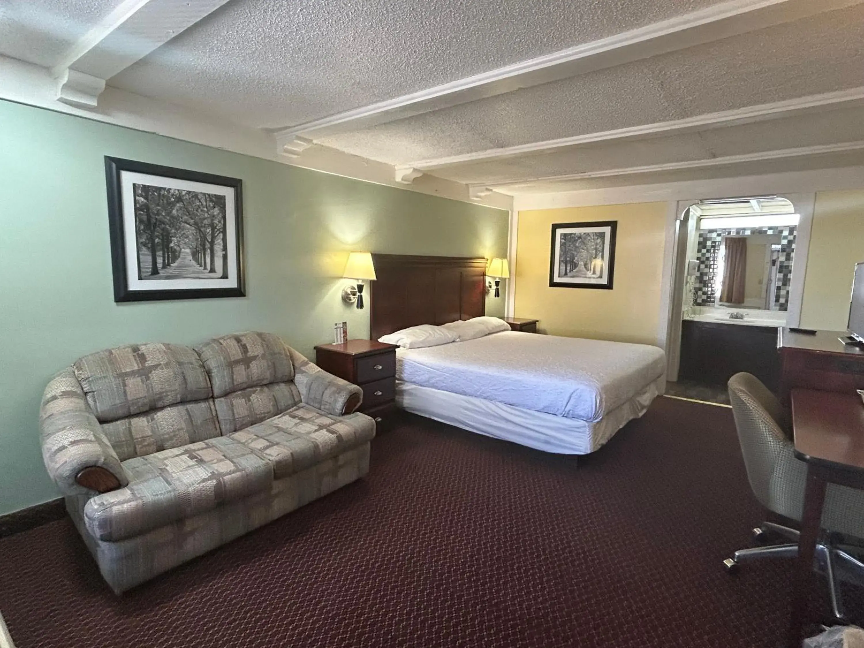 Bed in Knights Inn Somerset Bed in Knights Inn Somerset