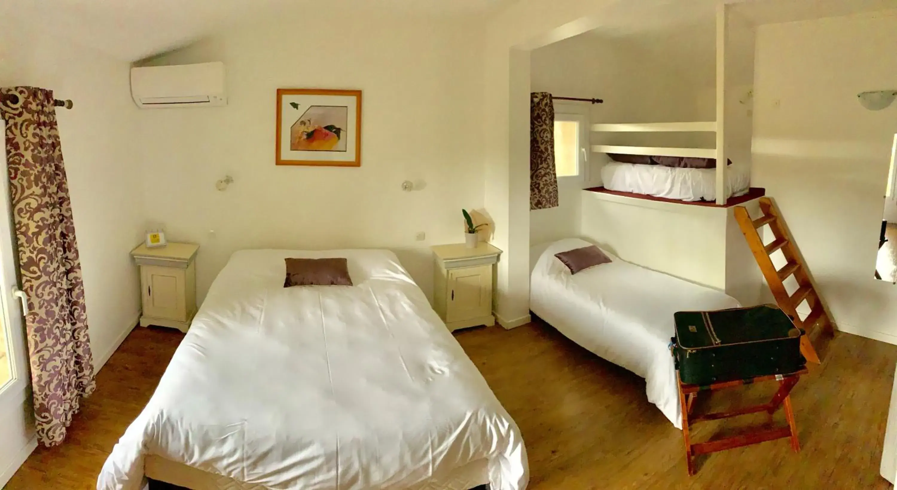 Bed in Logis Hotel Restaurant L' Auberge Cigaloise Bed in Logis Hotel Restaurant L' Auberge Cigaloise