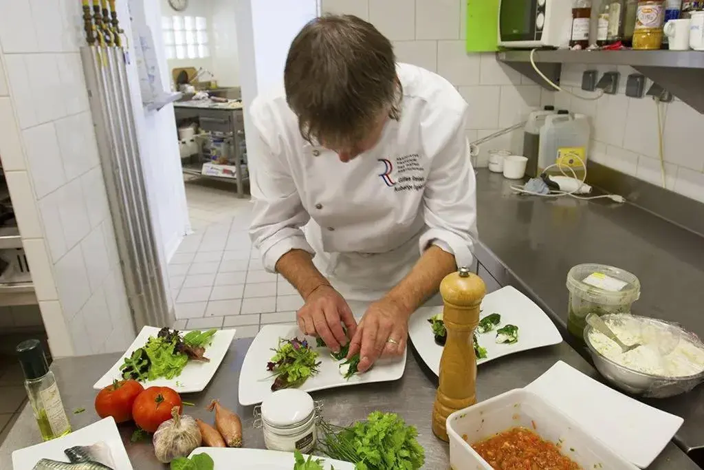 Logis Hotel Restaurant L' Auberge Cigaloise Logis Hotel Restaurant L' Auberge Cigaloise