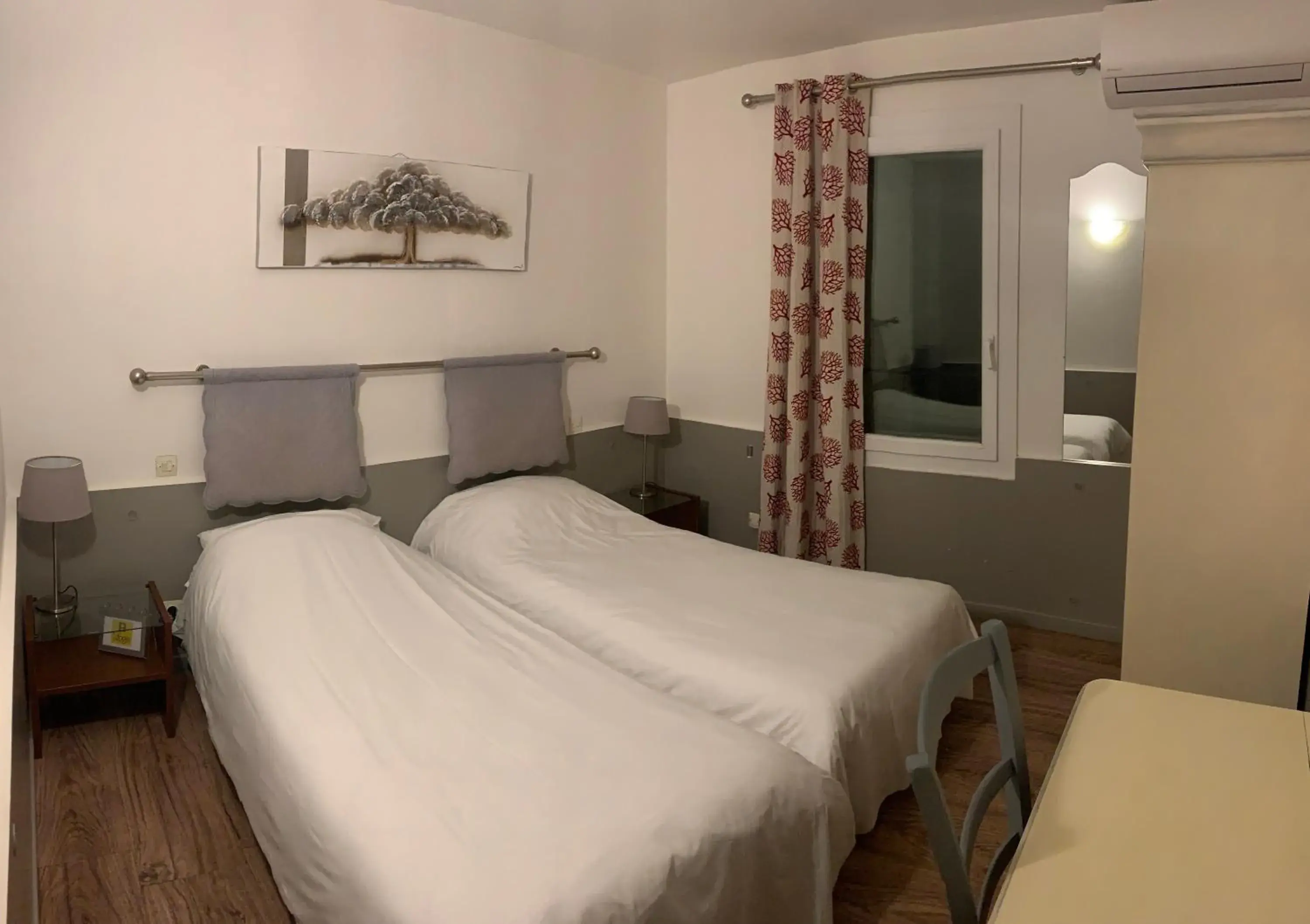 Bed in Logis Hotel Restaurant L' Auberge Cigaloise Bed in Logis Hotel Restaurant L' Auberge Cigaloise